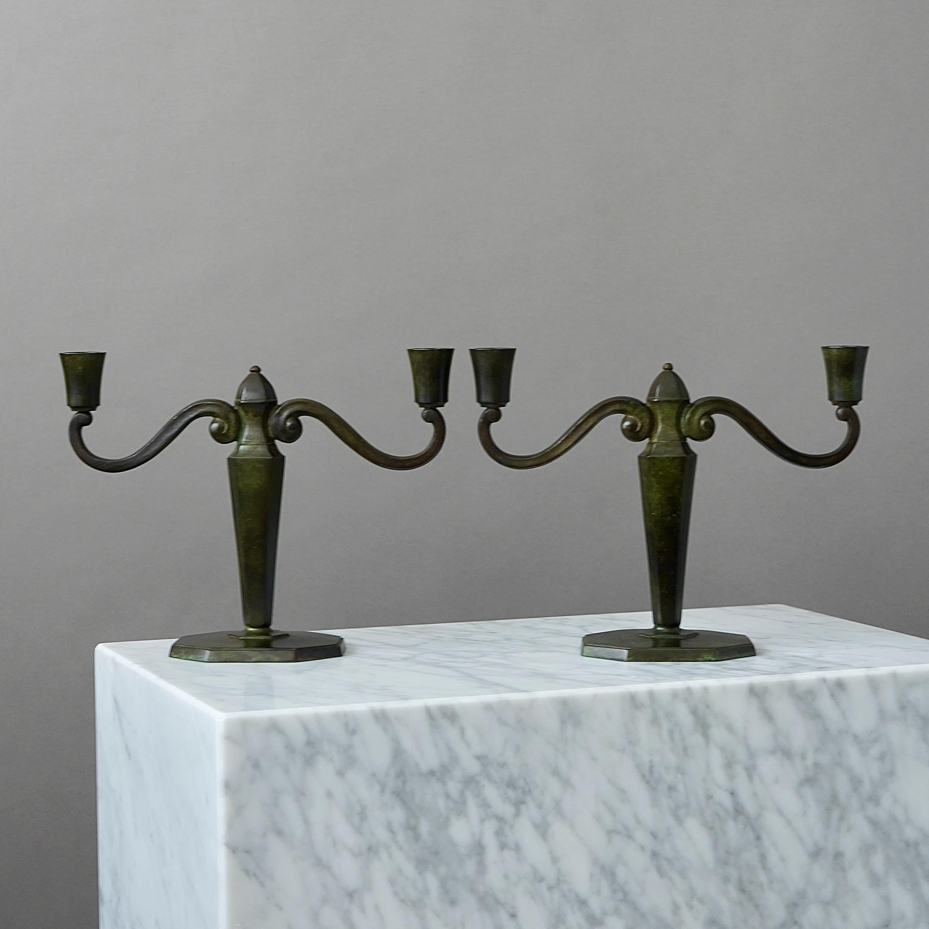 Pareja de candeleros Art Déco de bronce de GAB Guldsmedsaktiebolaget, Suecia, años 30 Vaciado en venta