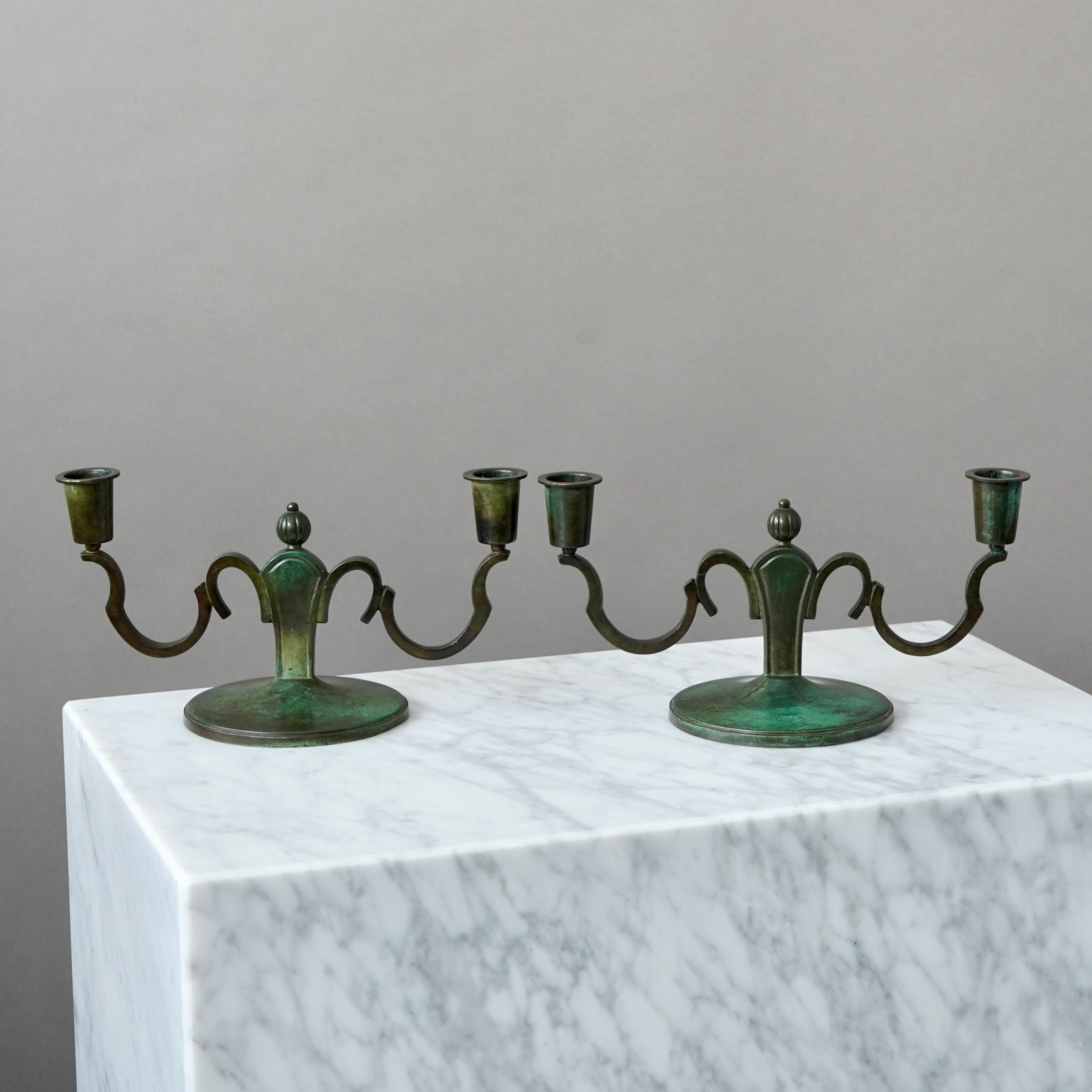 Calco Coppia di candelieri Art Deco in bronzo di GAB Guldsmedsaktiebolaget, Svezia, anni '30 in vendita