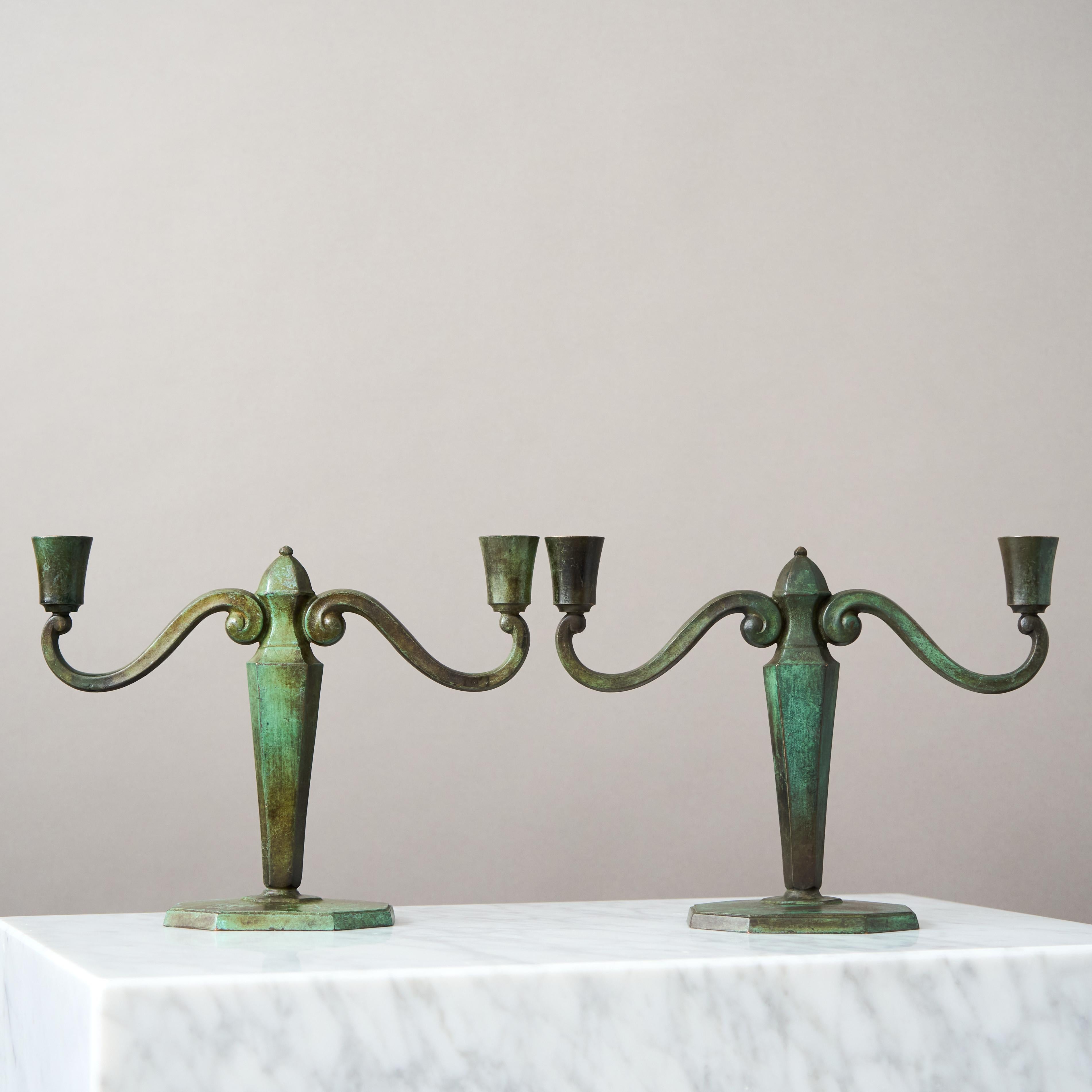 Paar Art-Déco-Kerzenständer aus Bronze von GAB Guldsmedsaktiebolaget, Schweden, 1930er Jahre (Gegossen) im Angebot