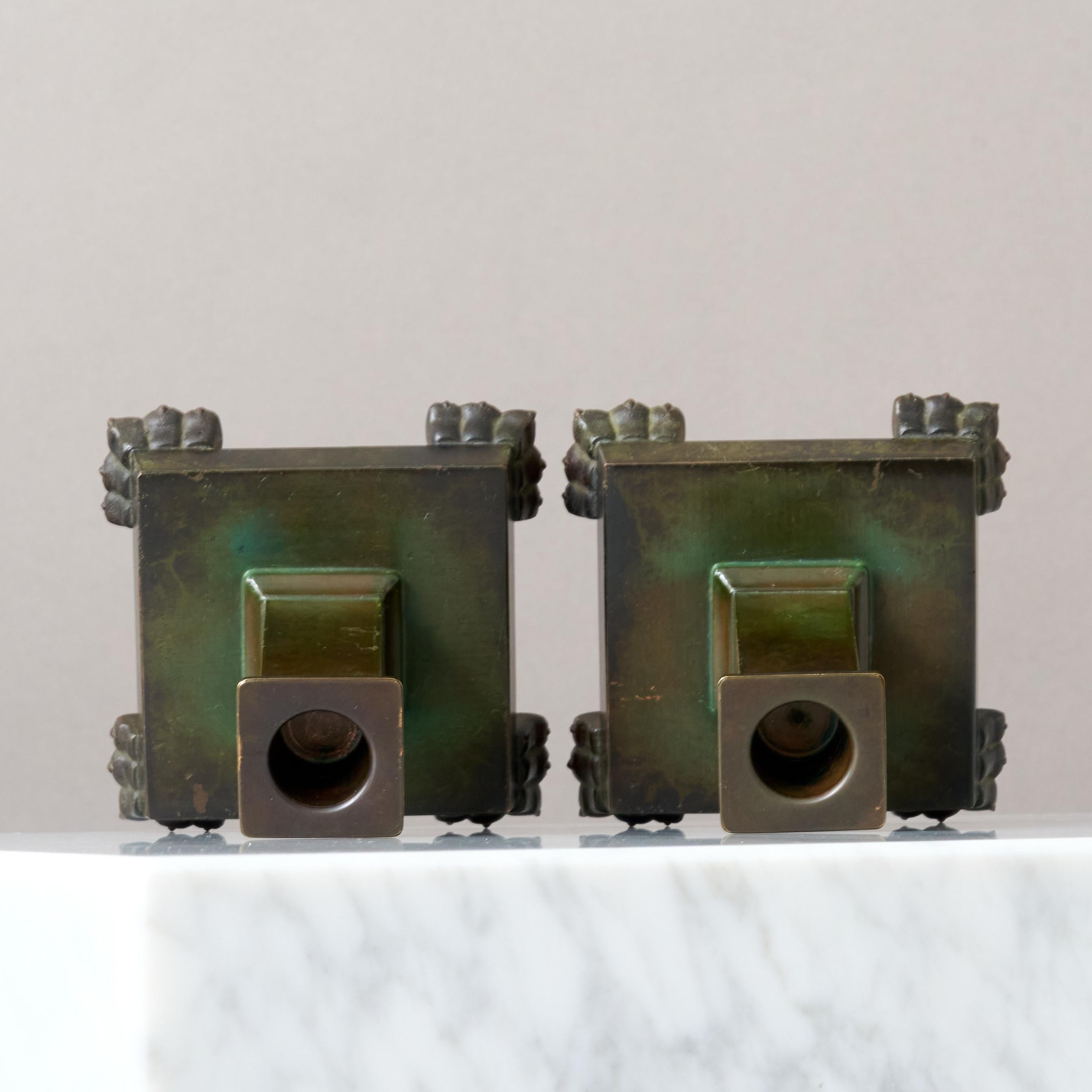 Calco Coppia di candelieri Art Deco in bronzo di GAB Guldsmedsaktiebolaget, Svezia, anni '30 in vendita