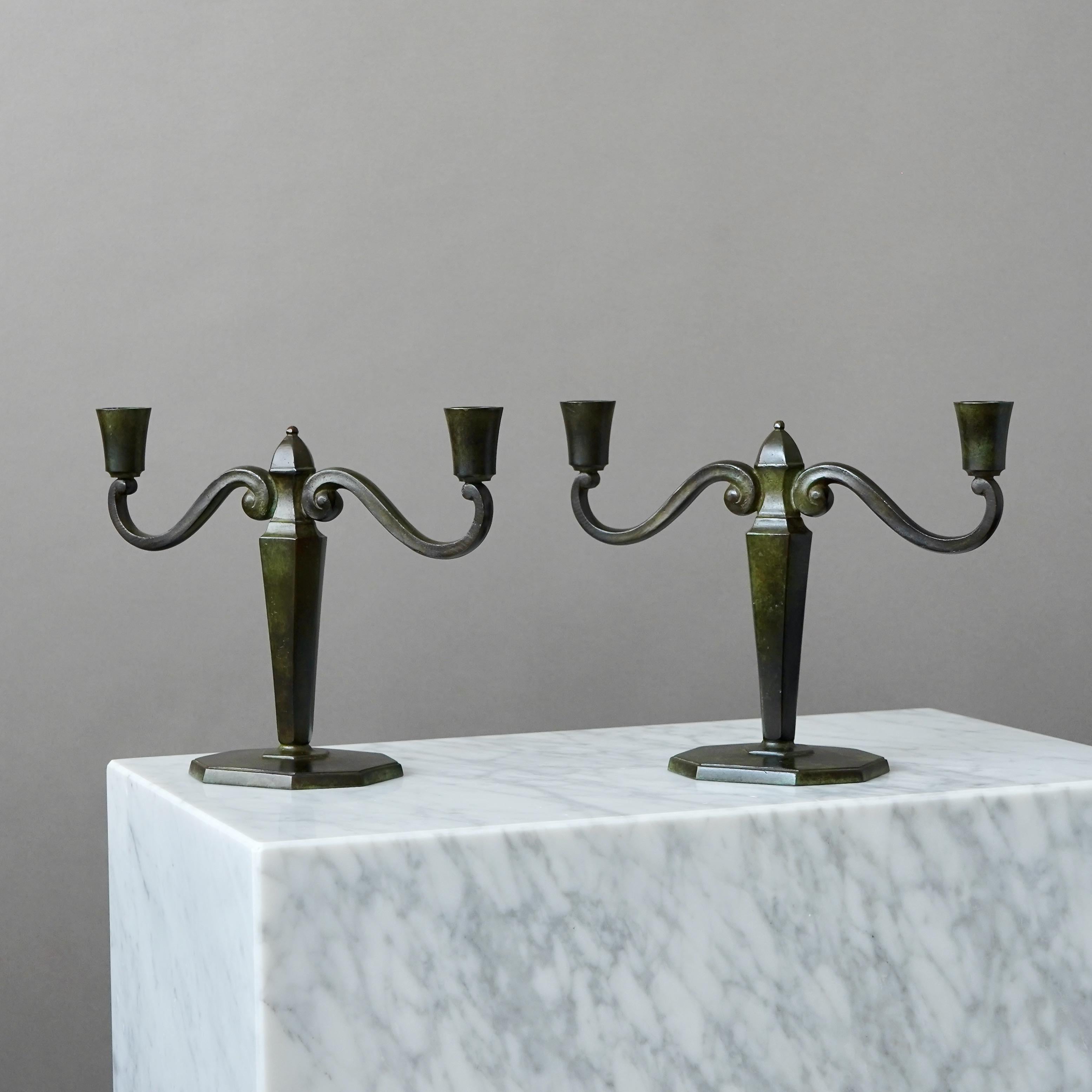 Pareja de candeleros Art Déco de bronce de GAB Guldsmedsaktiebolaget, Suecia, años 30 en Bueno estado para la venta en Malmö, SE