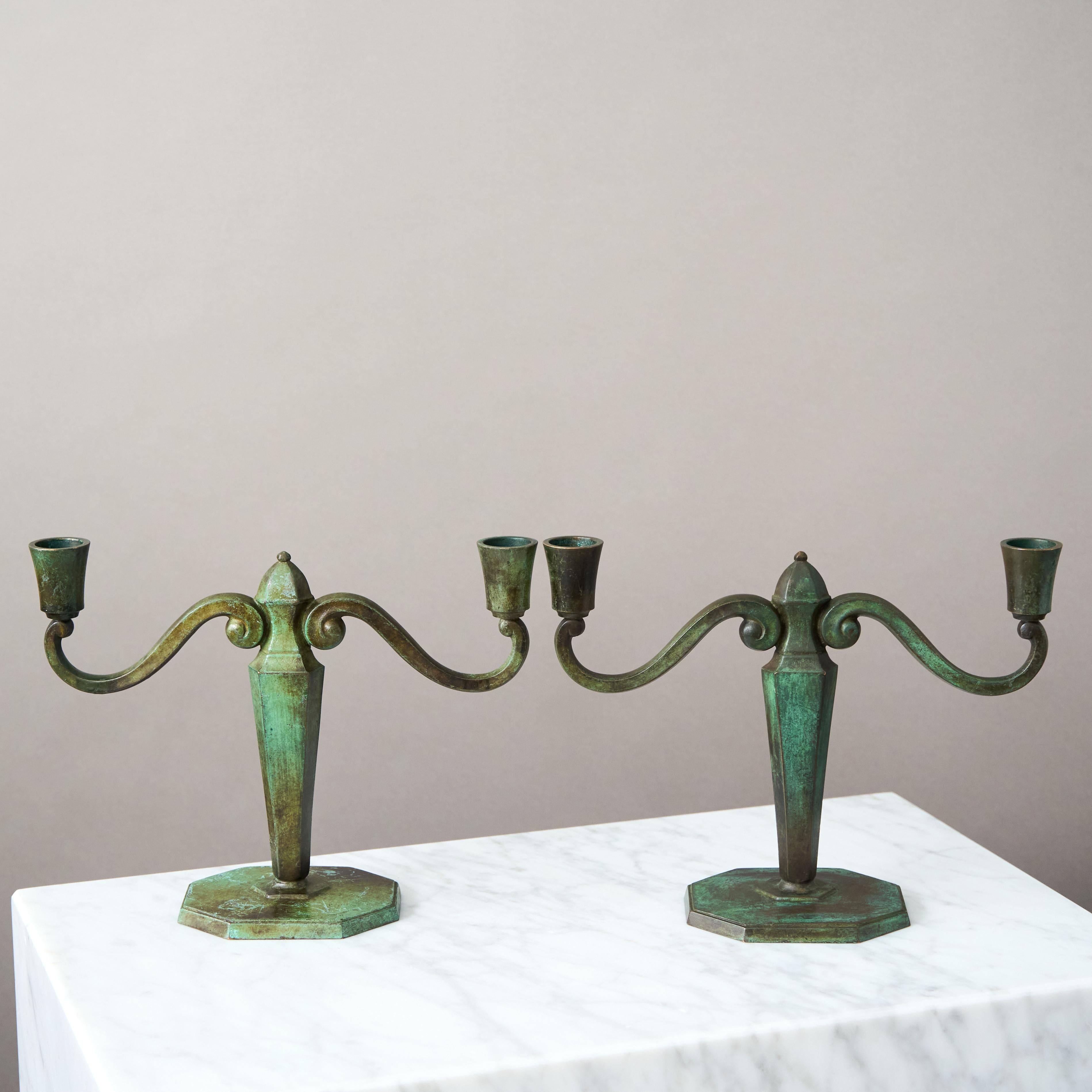 Paar Art-Déco-Kerzenständer aus Bronze von GAB Guldsmedsaktiebolaget, Schweden, 1930er Jahre im Zustand „Gut“ im Angebot in Malmö, SE