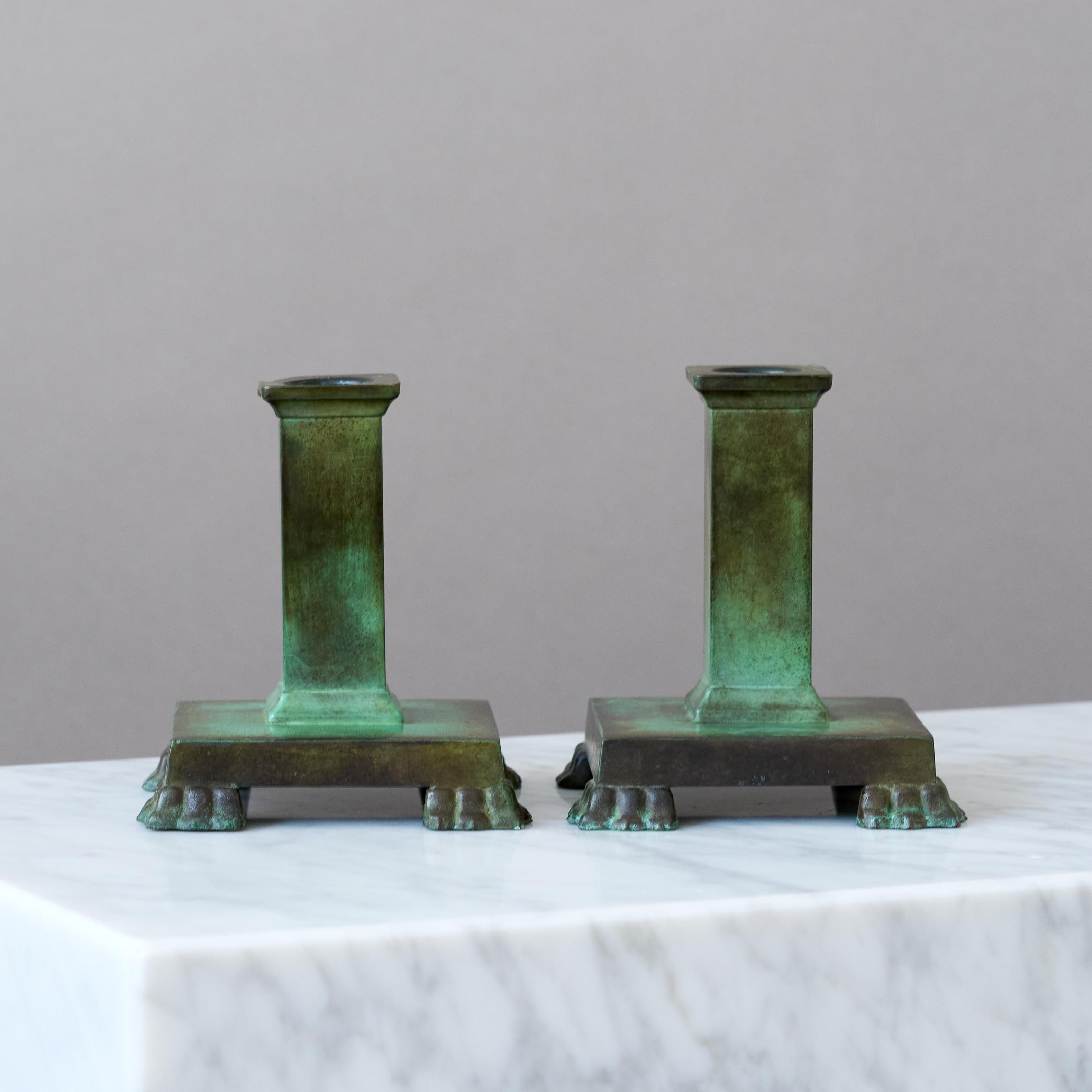 Milieu du XXe siècle Paire de chandeliers Art déco en bronze par GAB Guldsmedsaktiebolaget, Suède, années 1930 en vente