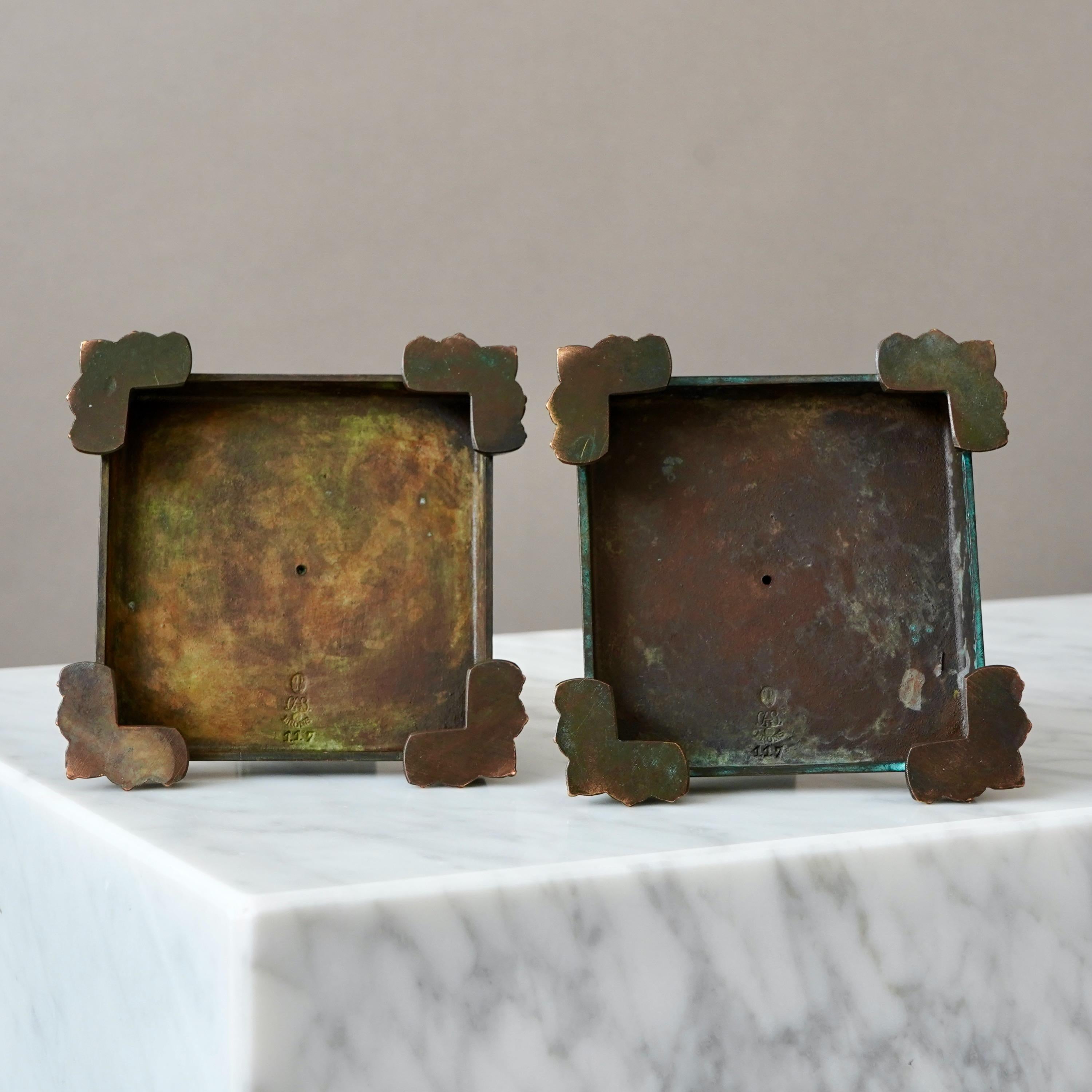 Metà XX secolo Coppia di candelieri Art Deco in bronzo di GAB Guldsmedsaktiebolaget, Svezia, anni '30 in vendita