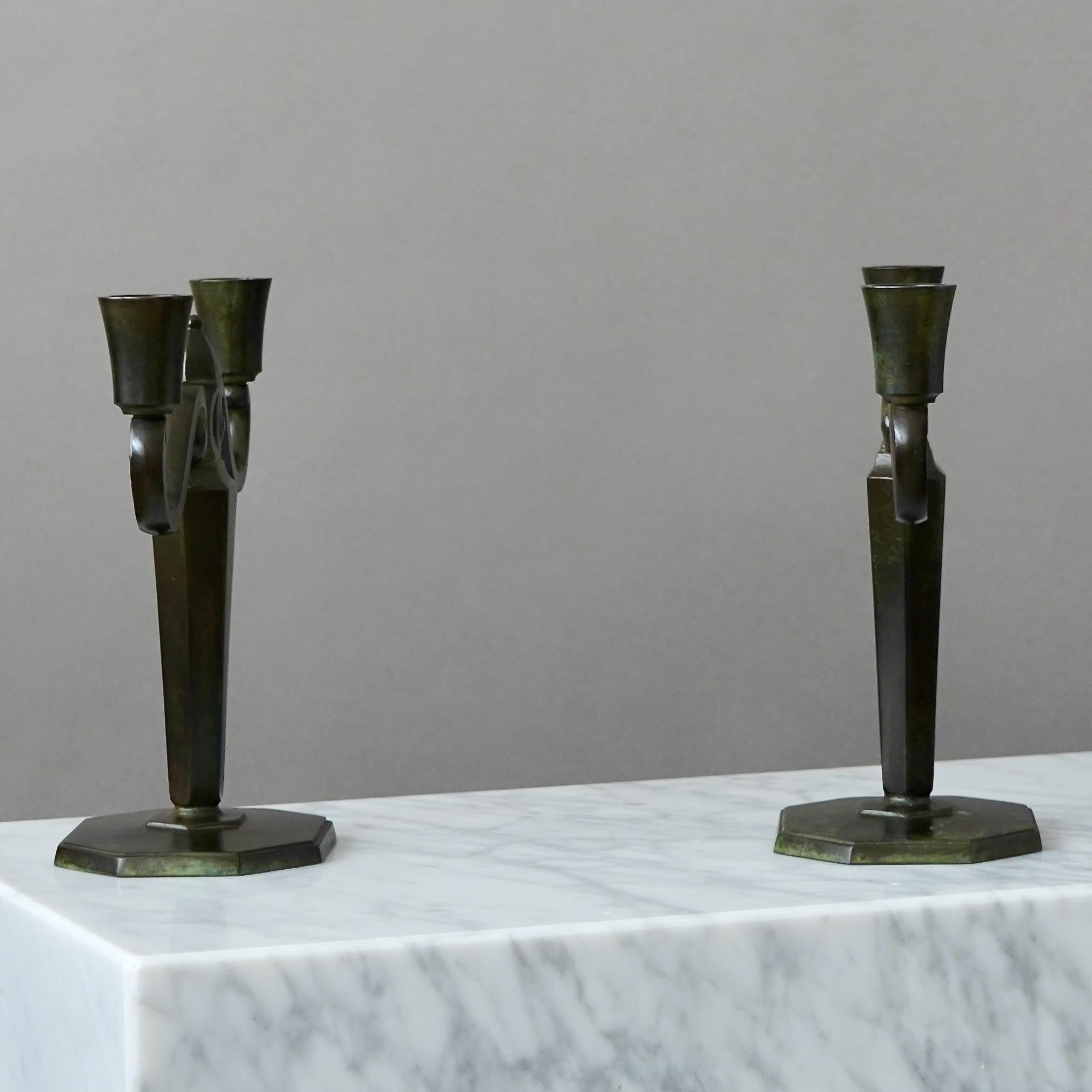 Pareja de candeleros Art Déco de bronce de GAB Guldsmedsaktiebolaget, Suecia, años 30 mediados del siglo XX en venta