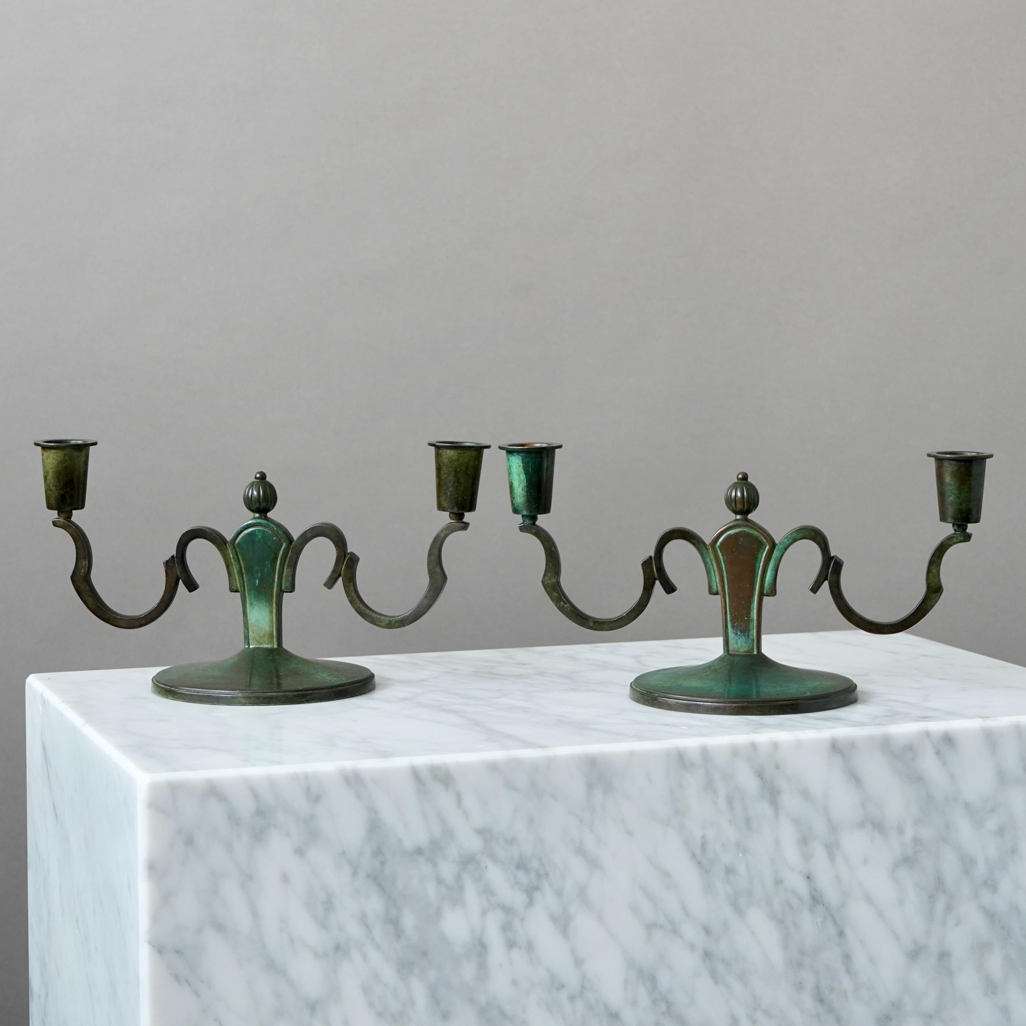 Metà XX secolo Coppia di candelieri Art Deco in bronzo di GAB Guldsmedsaktiebolaget, Svezia, anni '30 in vendita