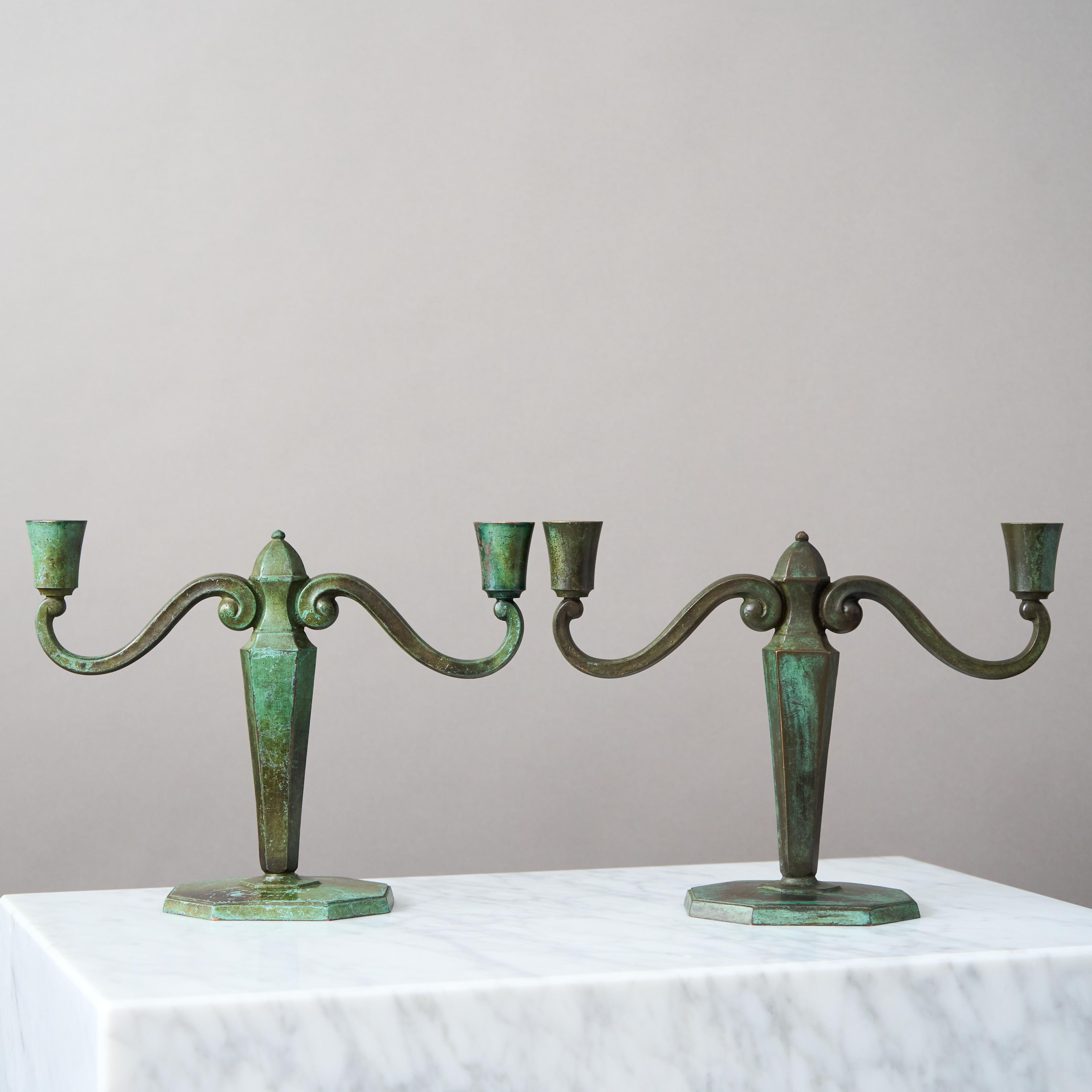 Paar Art-Déco-Kerzenständer aus Bronze von GAB Guldsmedsaktiebolaget, Schweden, 1930er Jahre (Mitte des 20. Jahrhunderts) im Angebot