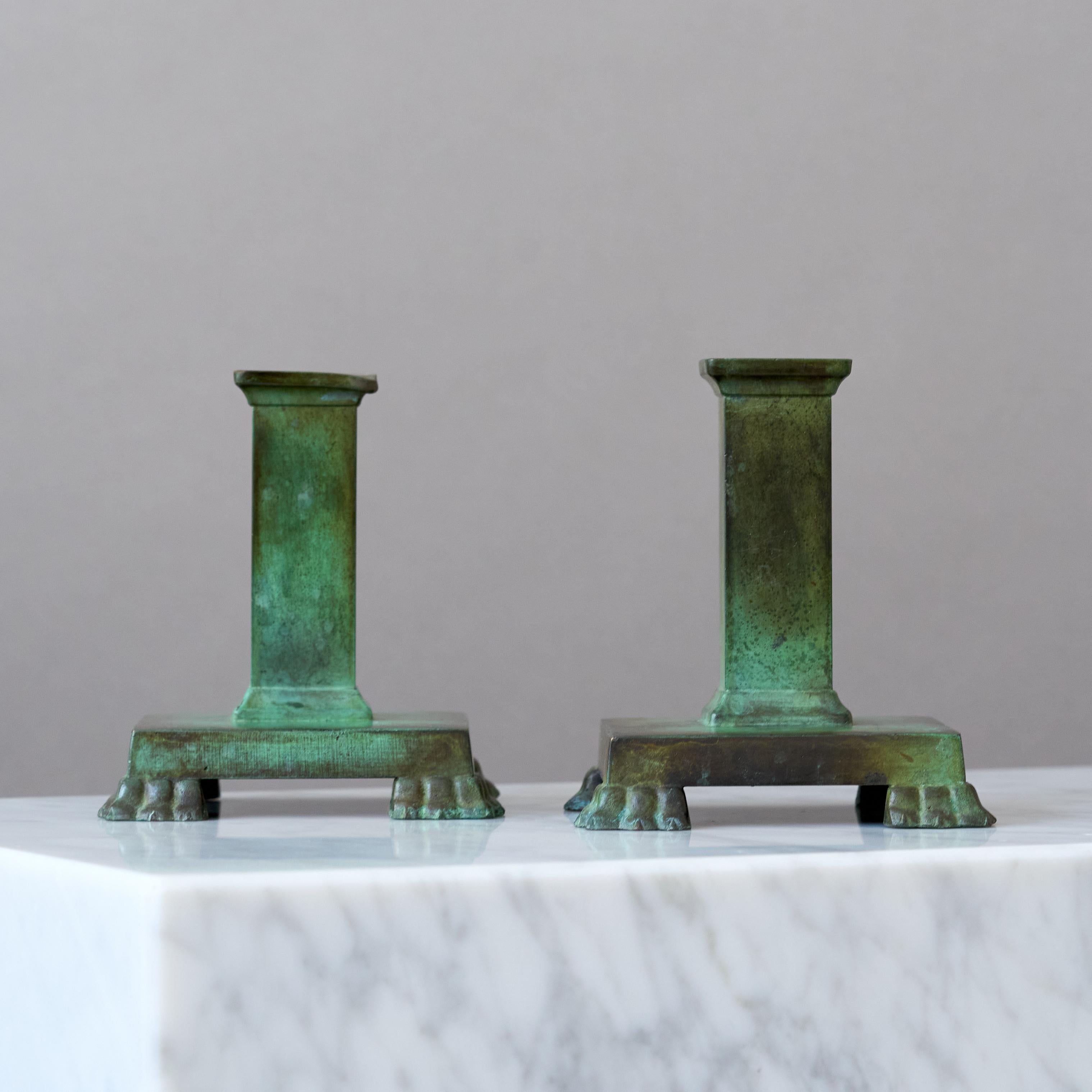 Bronze Paire de chandeliers Art déco en bronze par GAB Guldsmedsaktiebolaget, Suède, années 1930 en vente