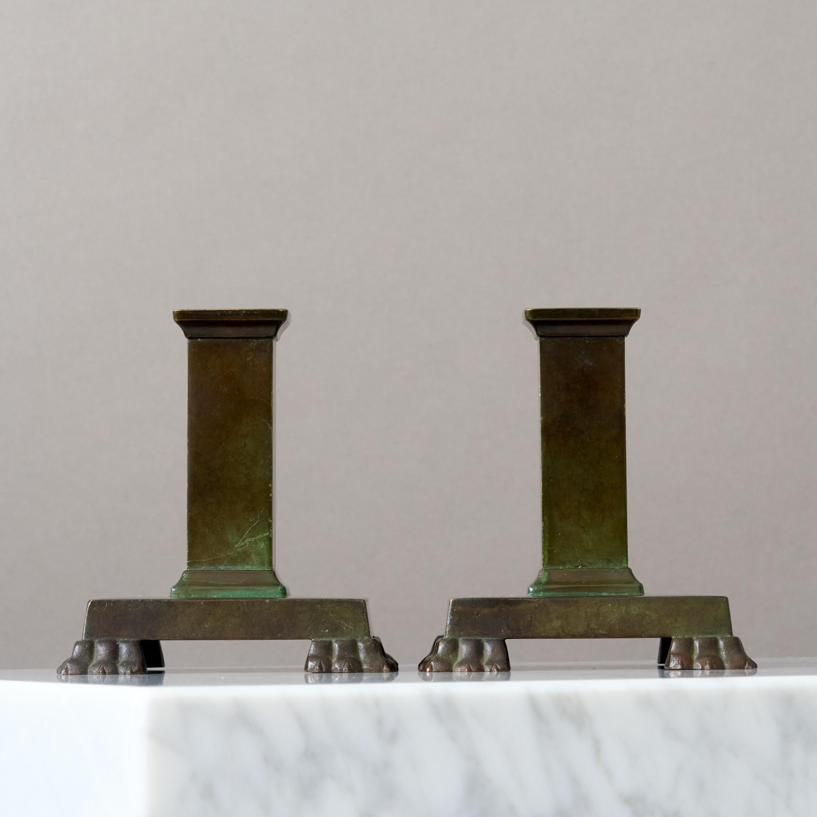 Metà XX secolo Coppia di candelieri Art Deco in bronzo di GAB Guldsmedsaktiebolaget, Svezia, anni '30 in vendita