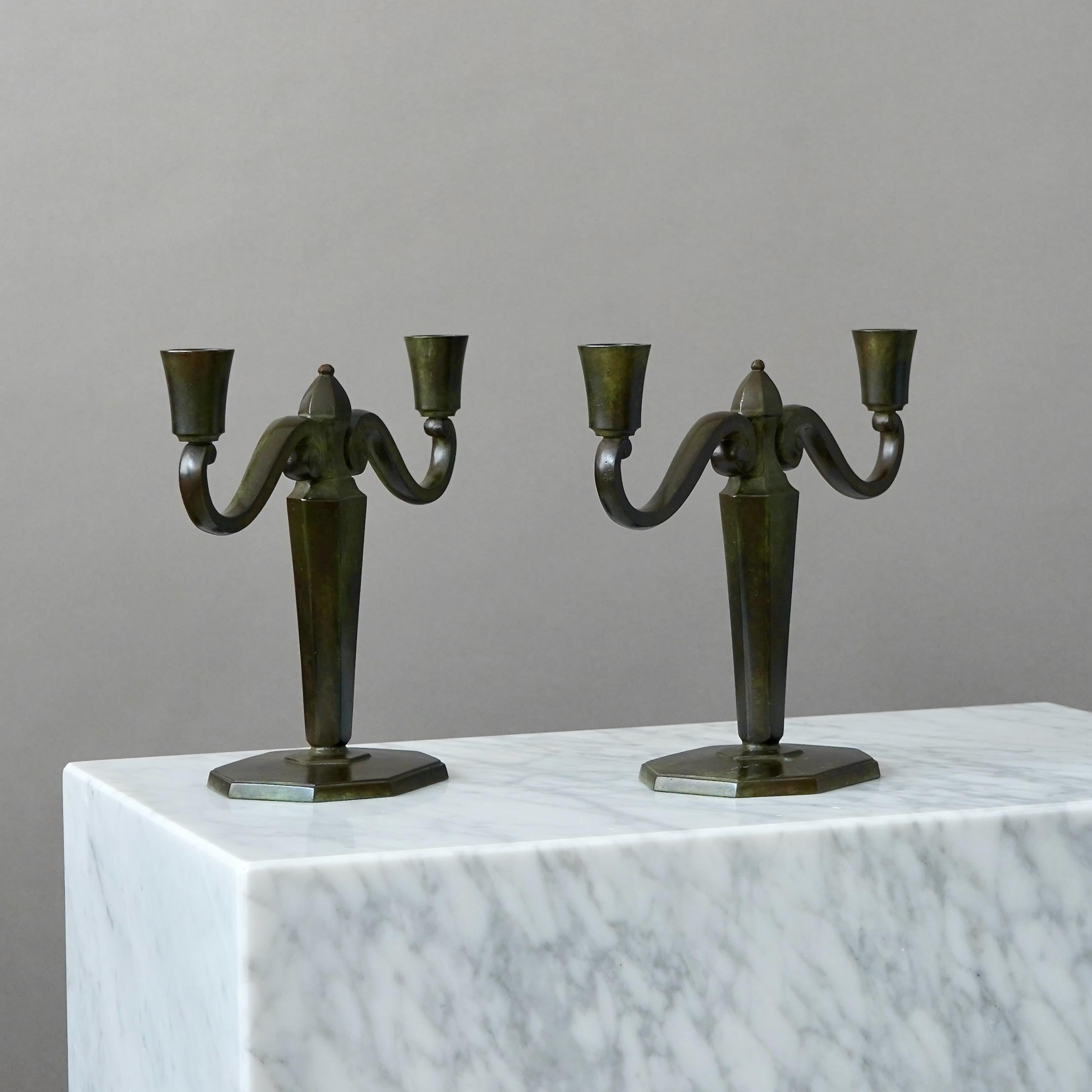 Pareja de candeleros Art Déco de bronce de GAB Guldsmedsaktiebolaget, Suecia, años 30 Bronce en venta