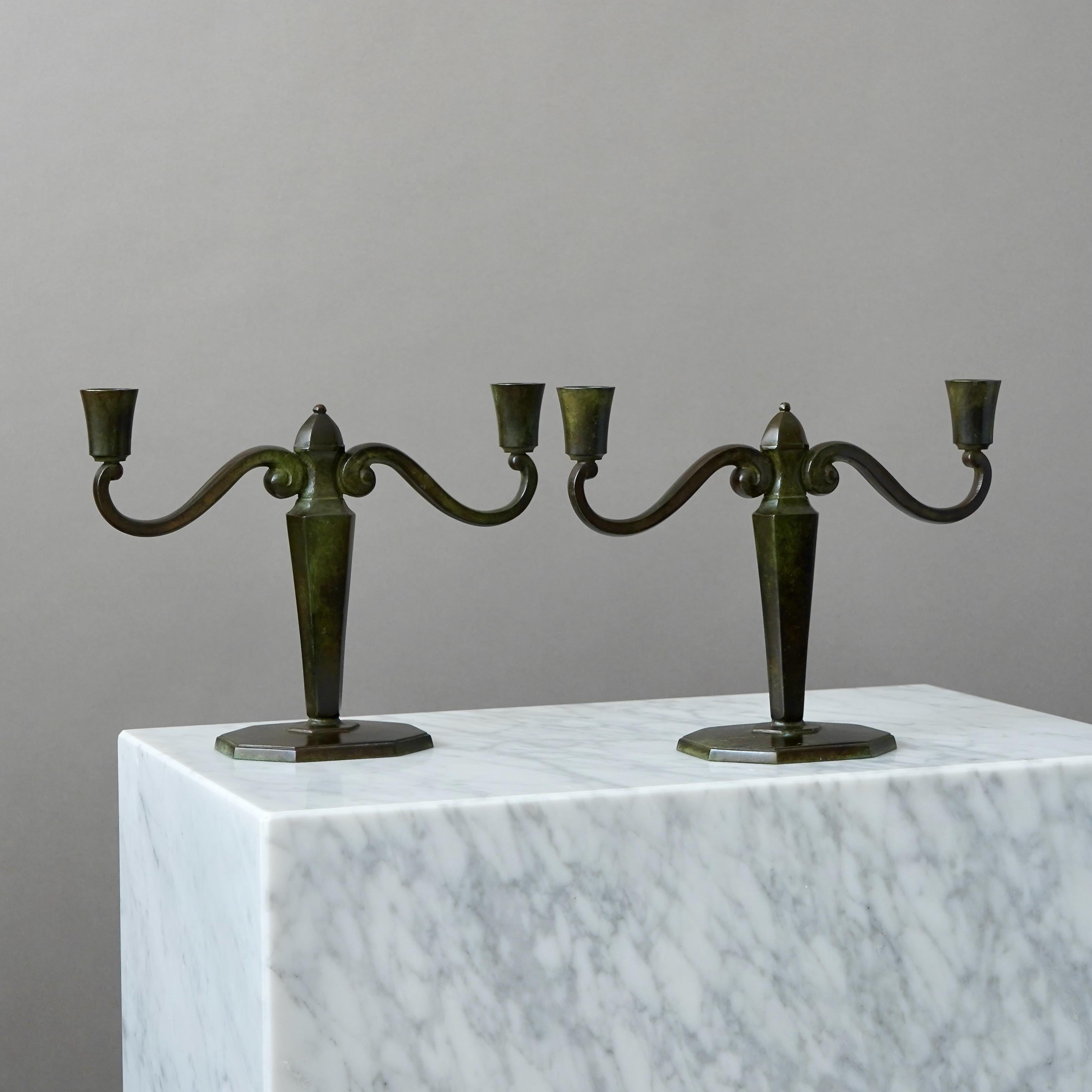 Pareja de candeleros Art Déco de bronce de GAB Guldsmedsaktiebolaget, Suecia, años 30 en venta 1