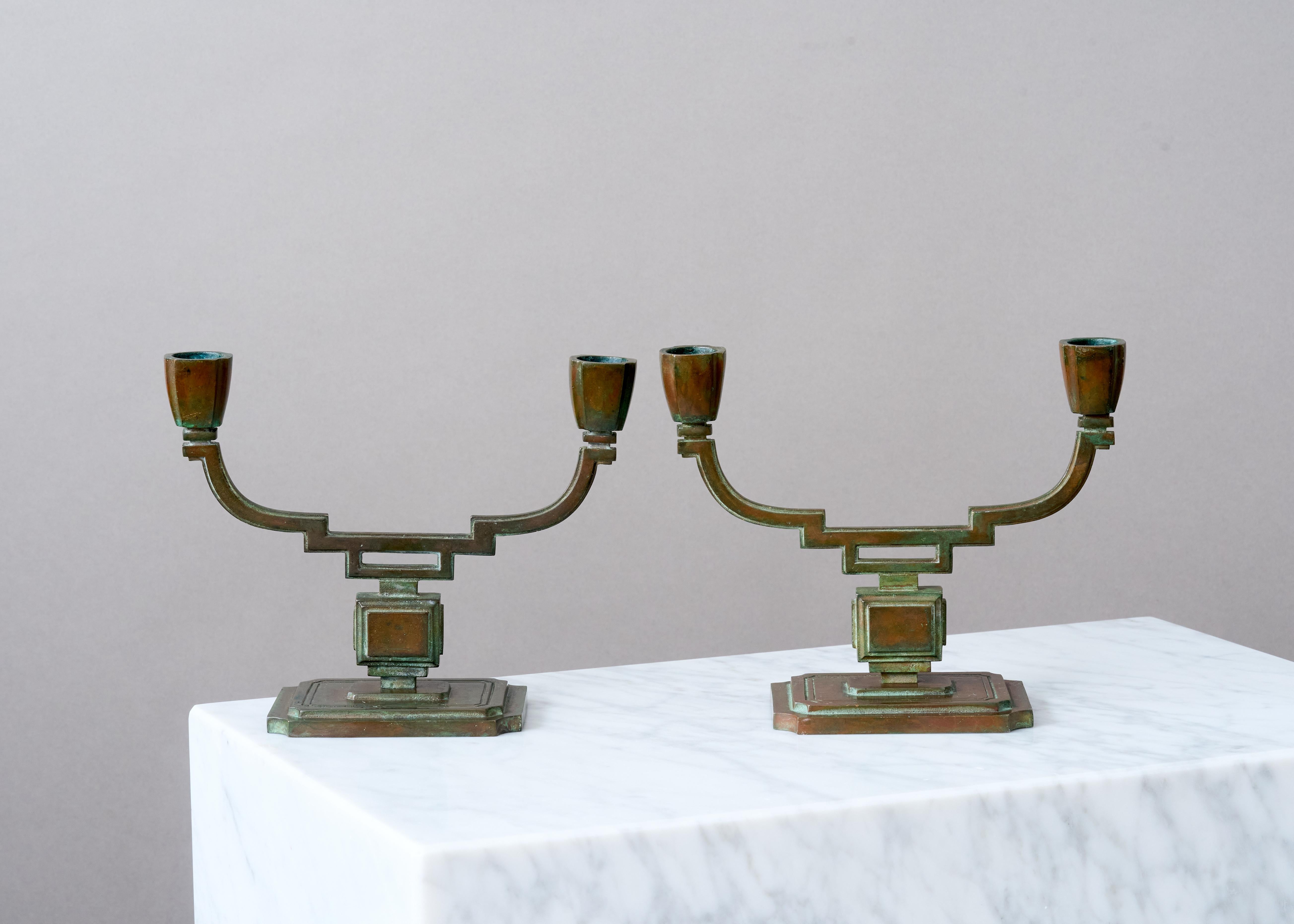 Una coppia di rari e bellissimi candelabri in bronzo Art Deco / Swedish Grace con un'incredibile patina. Disegnata da Sune Bäckström a Malmoe, Svezia, negli anni '20.  

In buone condizioni, leggermente inclinato, con alcuni leggeri graffi e usura