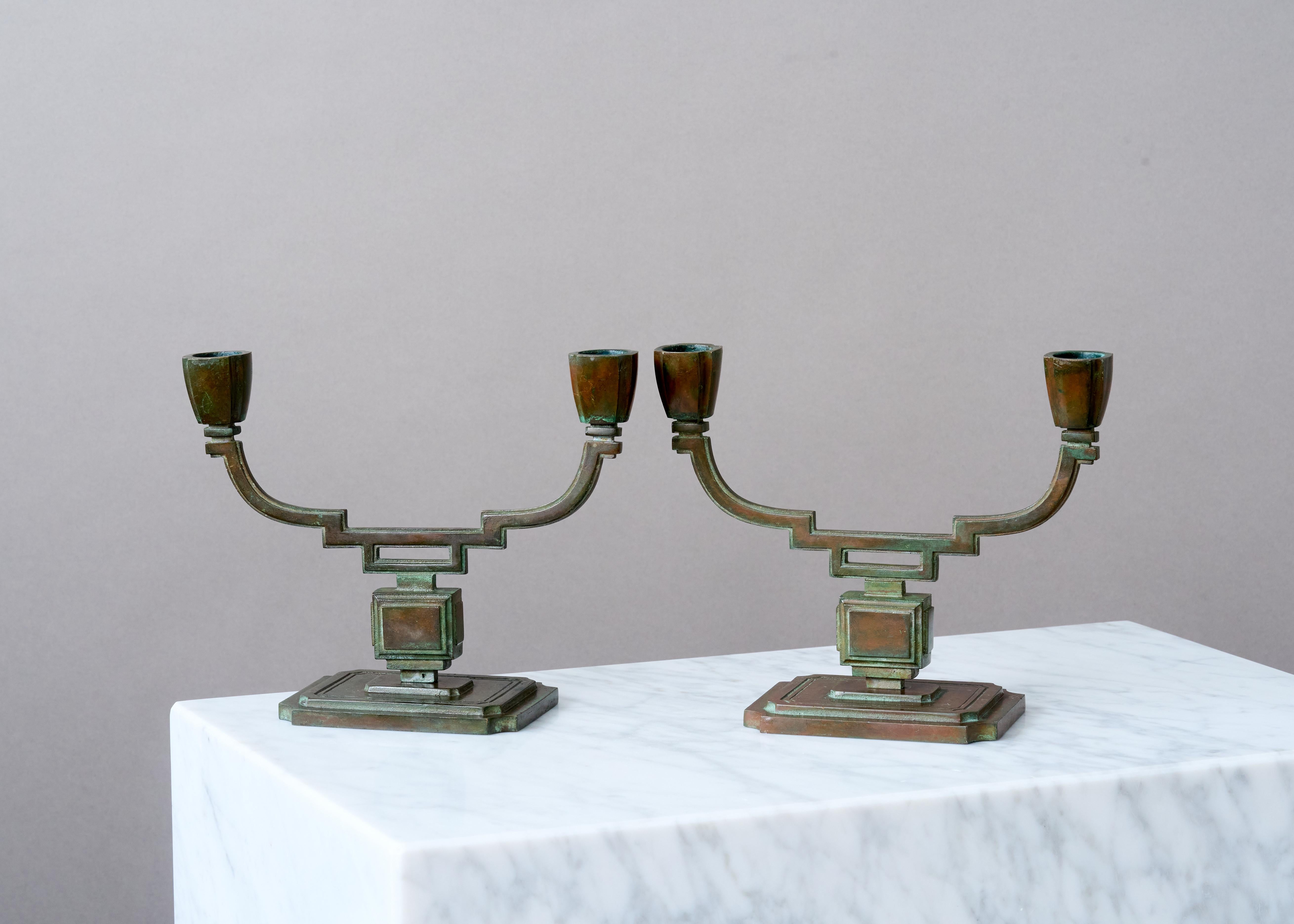Svedese Coppia di candelieri Art Deco in bronzo di Sune Backstrom, Svezia, anni Venti. in vendita