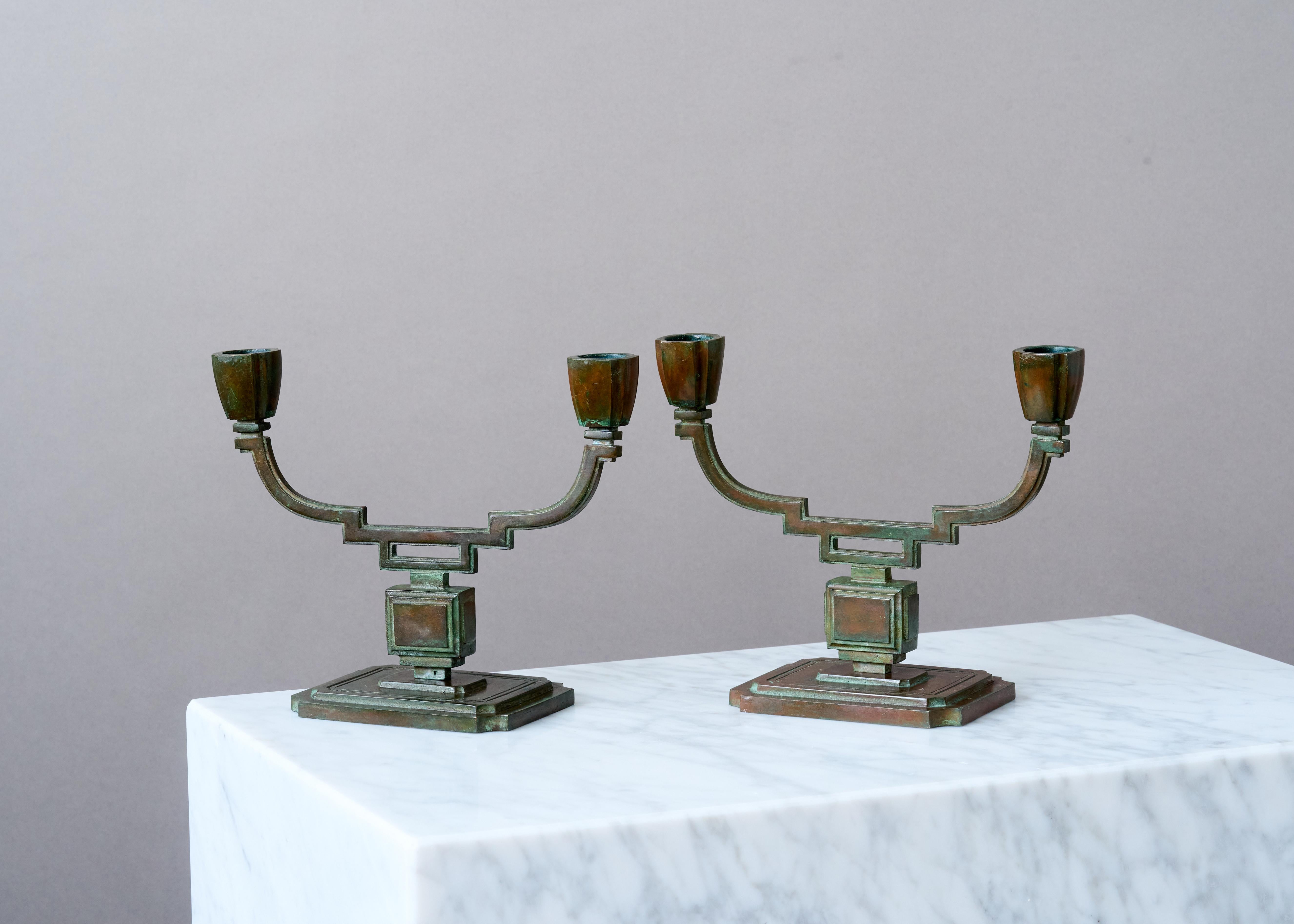 Calco Coppia di candelieri Art Deco in bronzo di Sune Backstrom, Svezia, anni Venti. in vendita