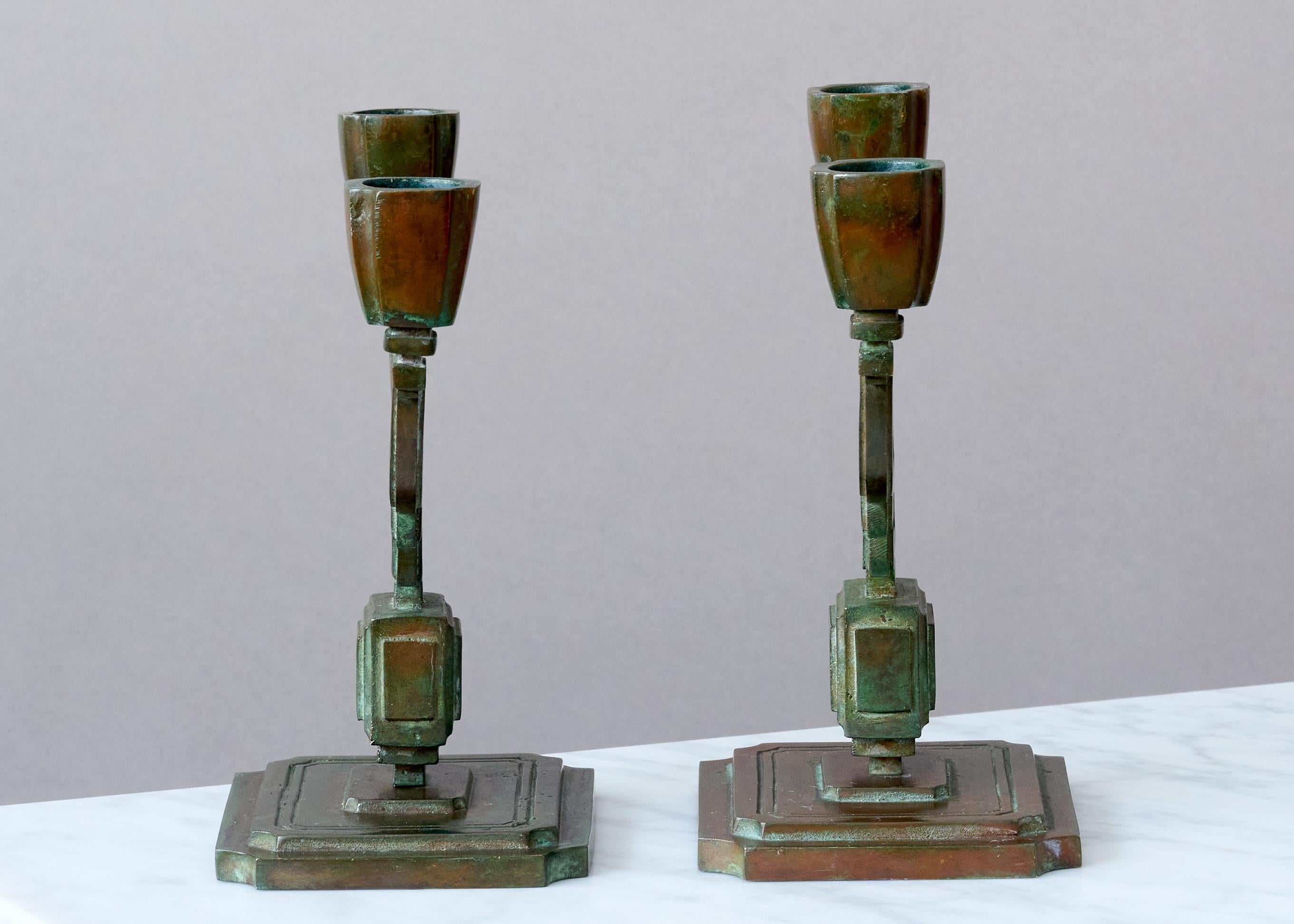 XX secolo Coppia di candelieri Art Deco in bronzo di Sune Backstrom, Svezia, anni Venti. in vendita