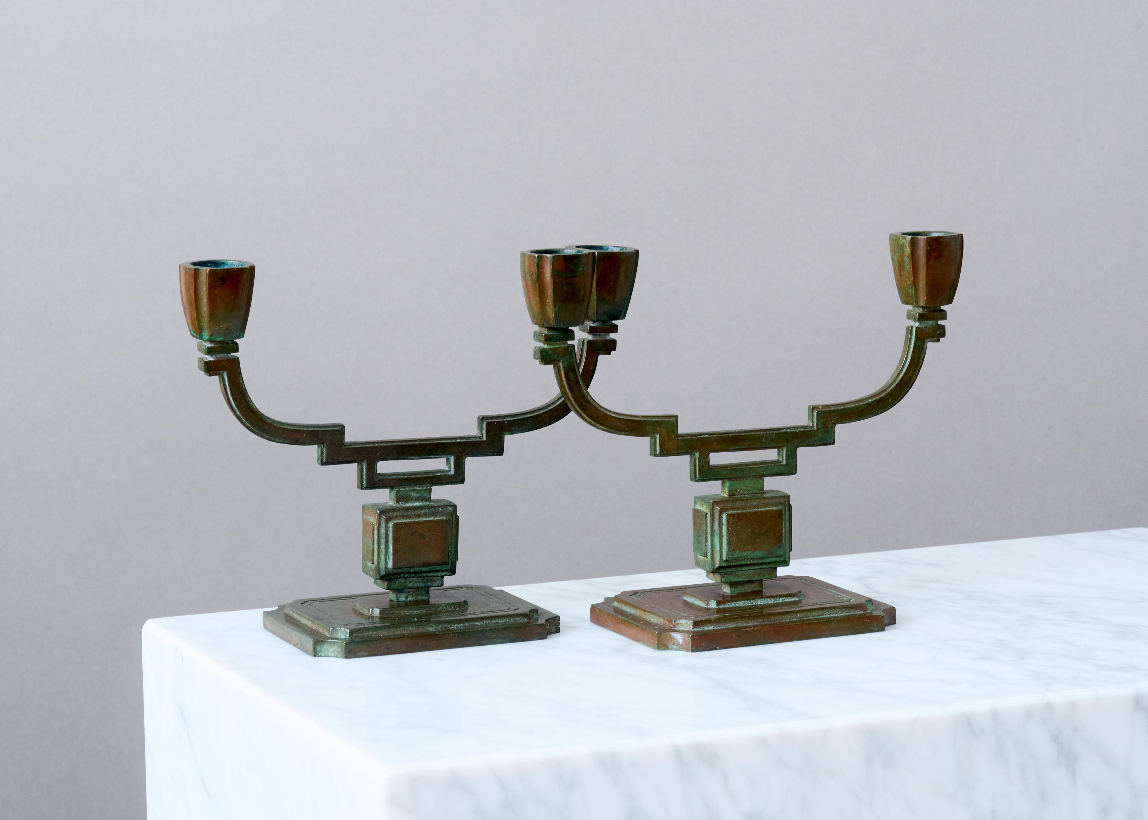 Bronzo Coppia di candelieri Art Deco in bronzo di Sune Backstrom, Svezia, anni Venti. in vendita