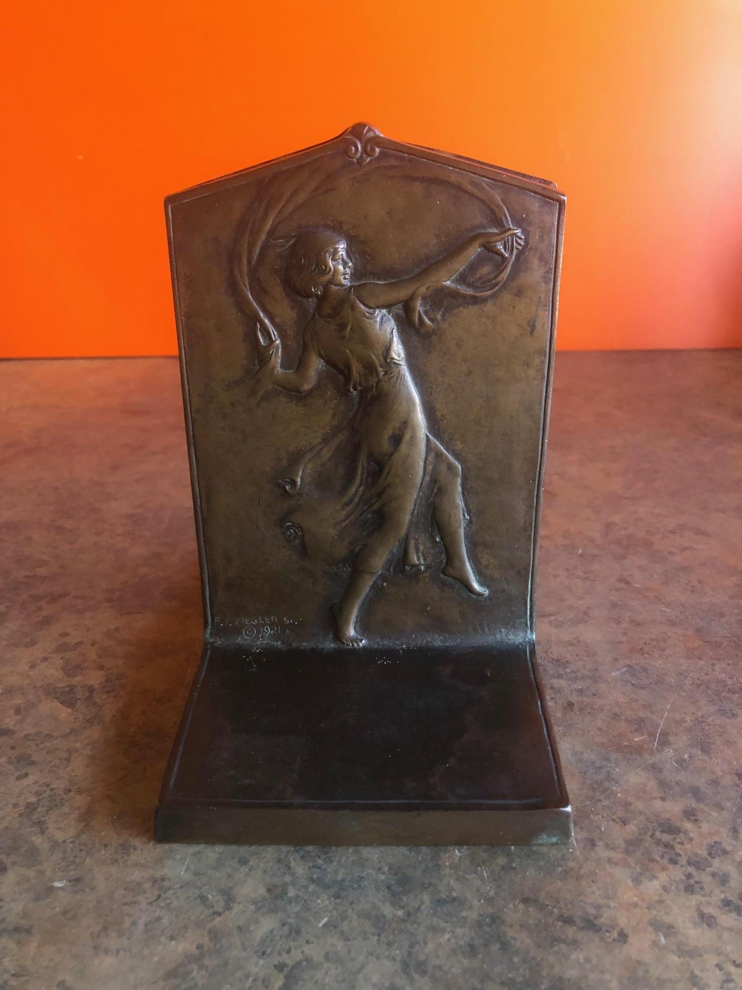 Américain Paire de serre-livres Art nouveau en bronze:: signés F.F. Ziegler pour Gorham Founders en vente