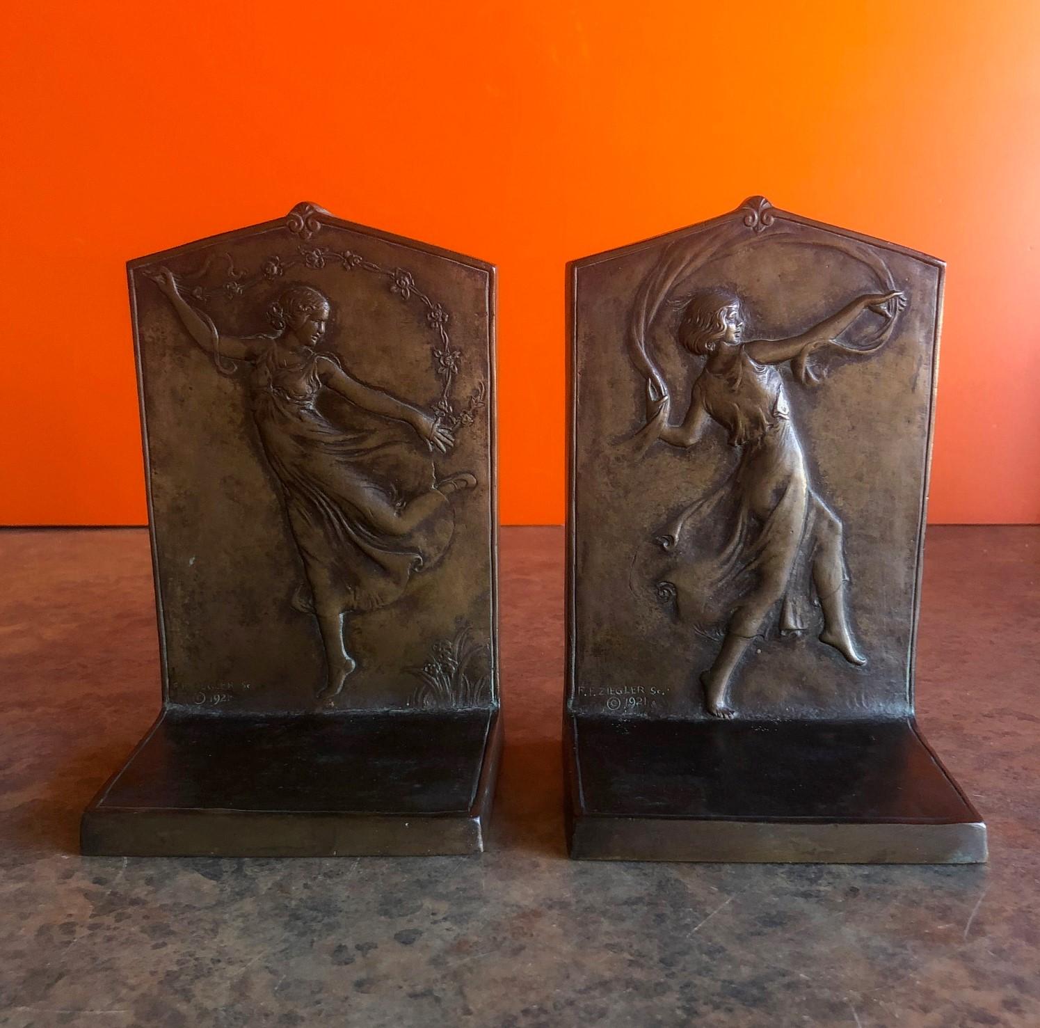 Paire de serre-livres Art nouveau en bronze:: signés F.F. Ziegler pour Gorham Founders Bon état - En vente à San Diego, CA