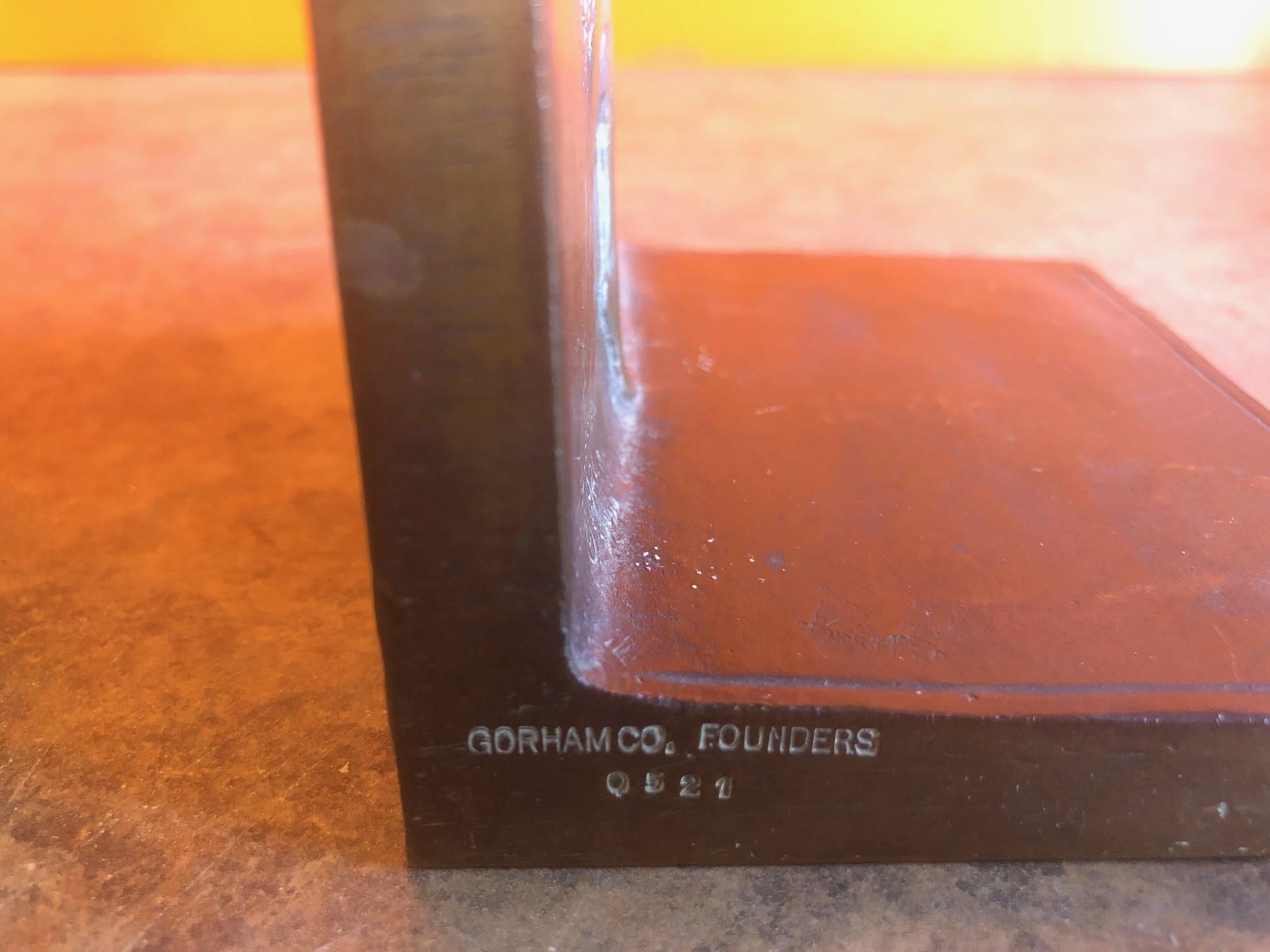Paire de serre-livres Art nouveau en bronze:: signés F.F. Ziegler pour Gorham Founders en vente 1