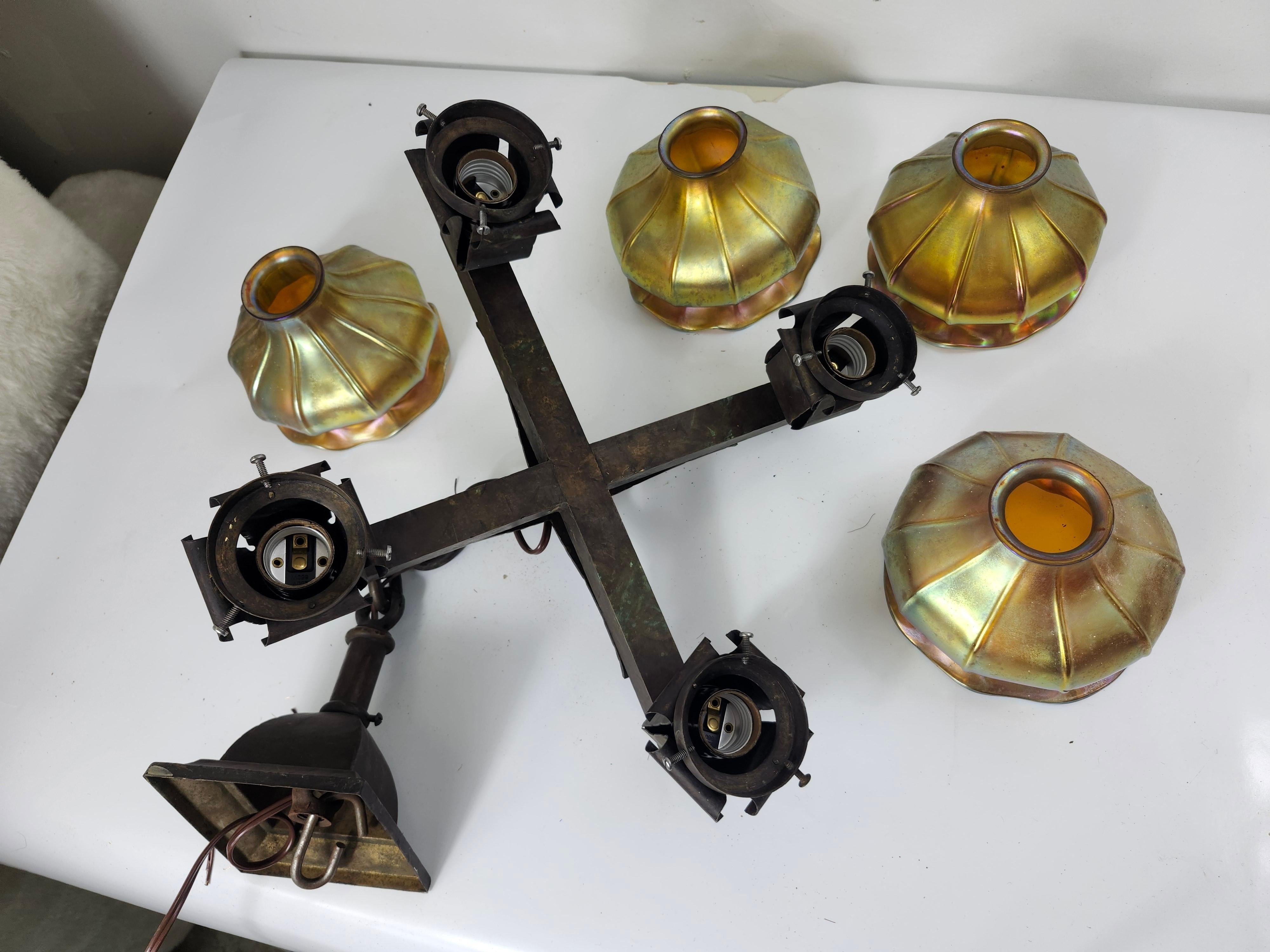Coppia di lampadari in bronzo di arte e artigianato con paralumi in vetro Steuben Aurene 4 Light in vendita 2