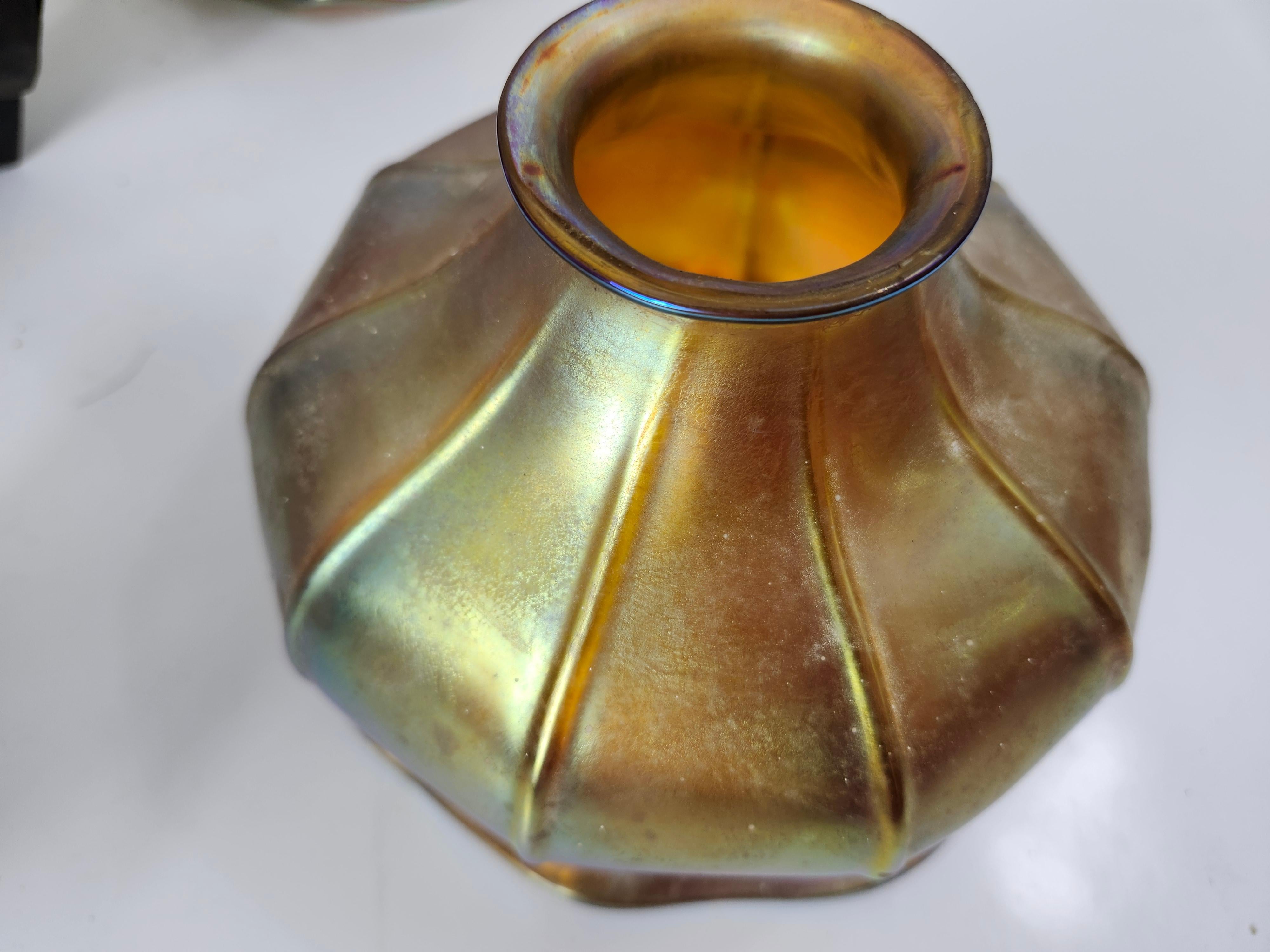 Coppia di lampadari in bronzo di arte e artigianato con paralumi in vetro Steuben Aurene 4 Light in vendita 3