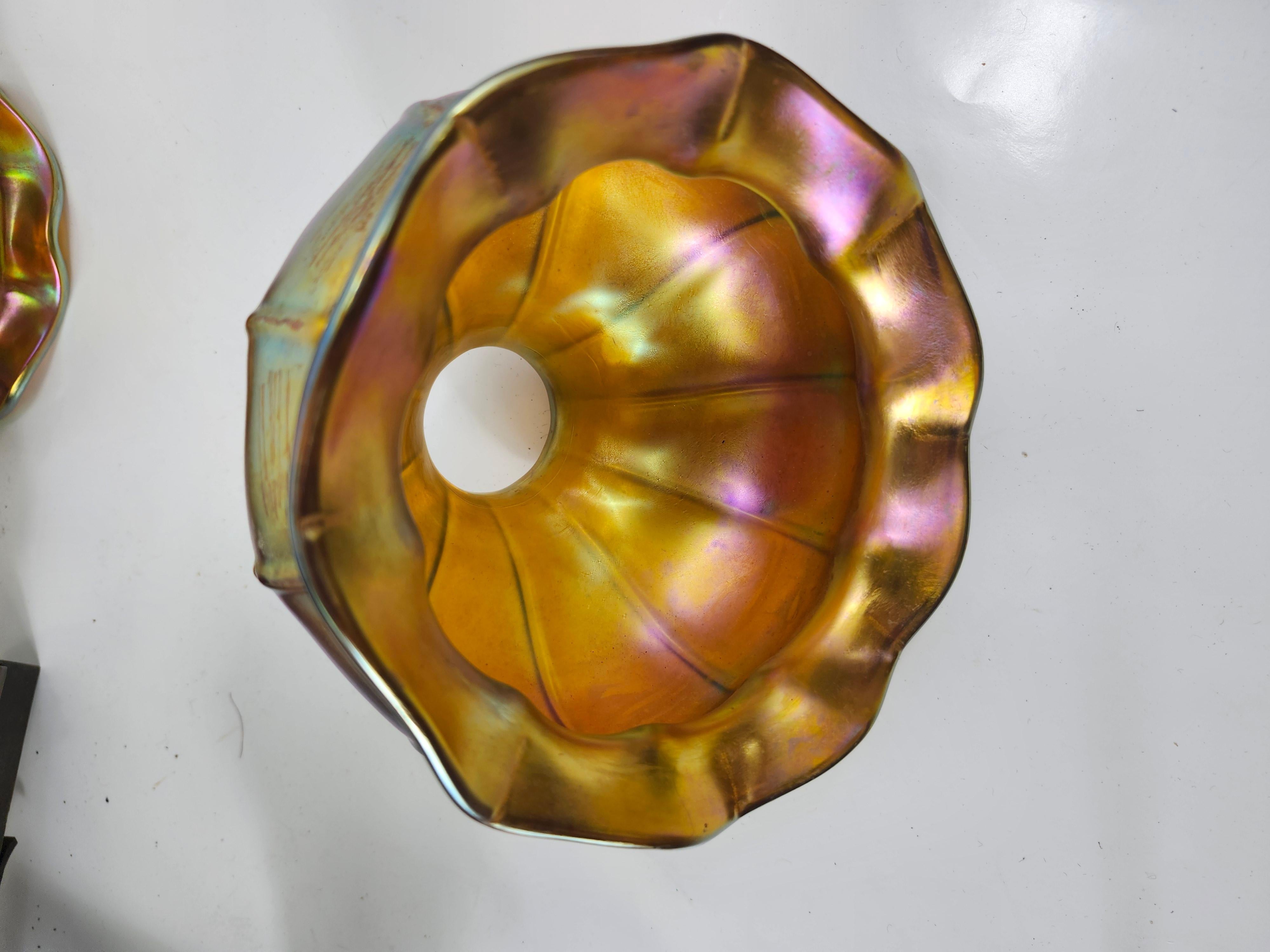 Coppia di lampadari in bronzo di arte e artigianato con paralumi in vetro Steuben Aurene 4 Light in vendita 5
