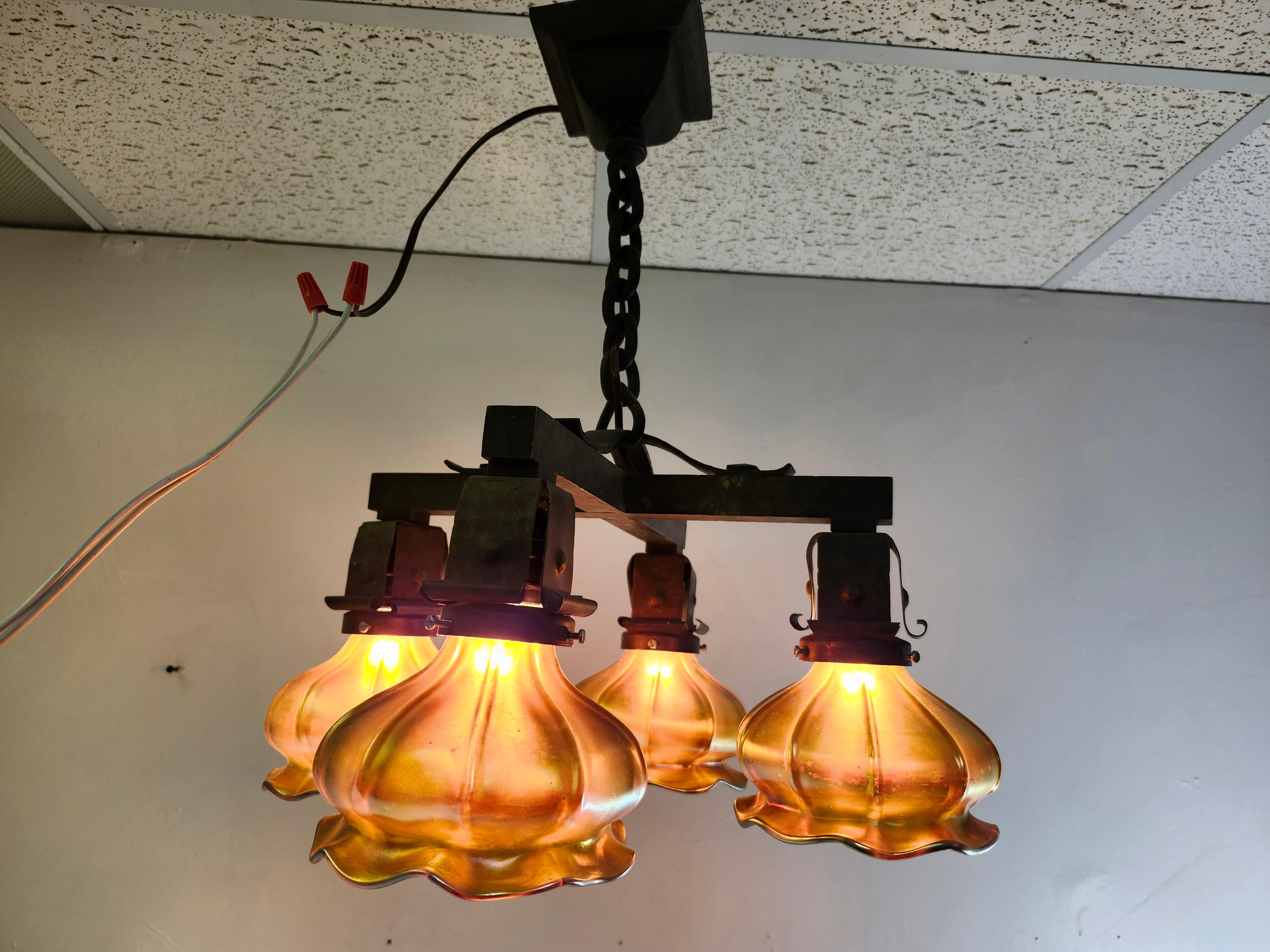 Coppia di lampadari in bronzo di arte e artigianato con paralumi in vetro Steuben Aurene 4 Light in vendita 6