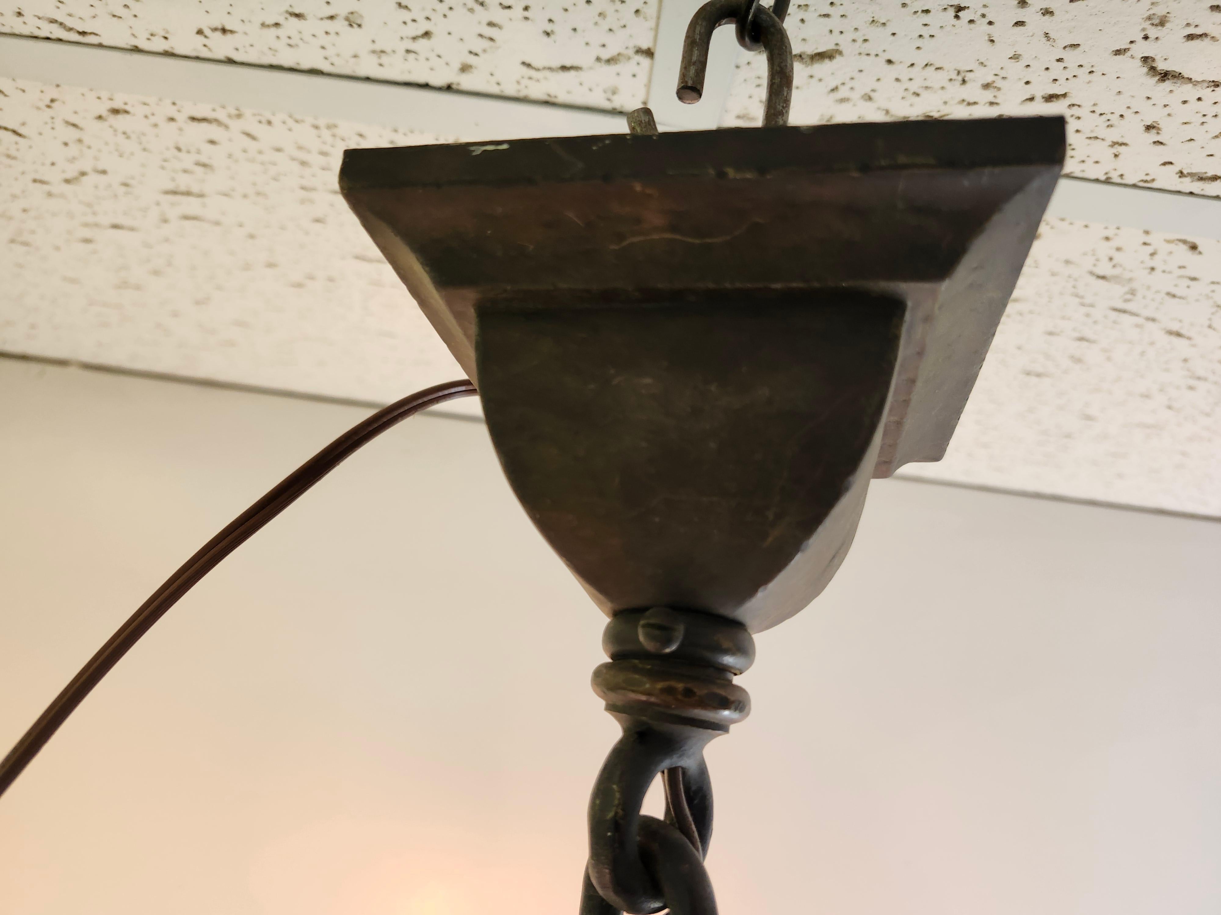 Coppia di lampadari in bronzo di arte e artigianato con paralumi in vetro Steuben Aurene 4 Light in vendita 7