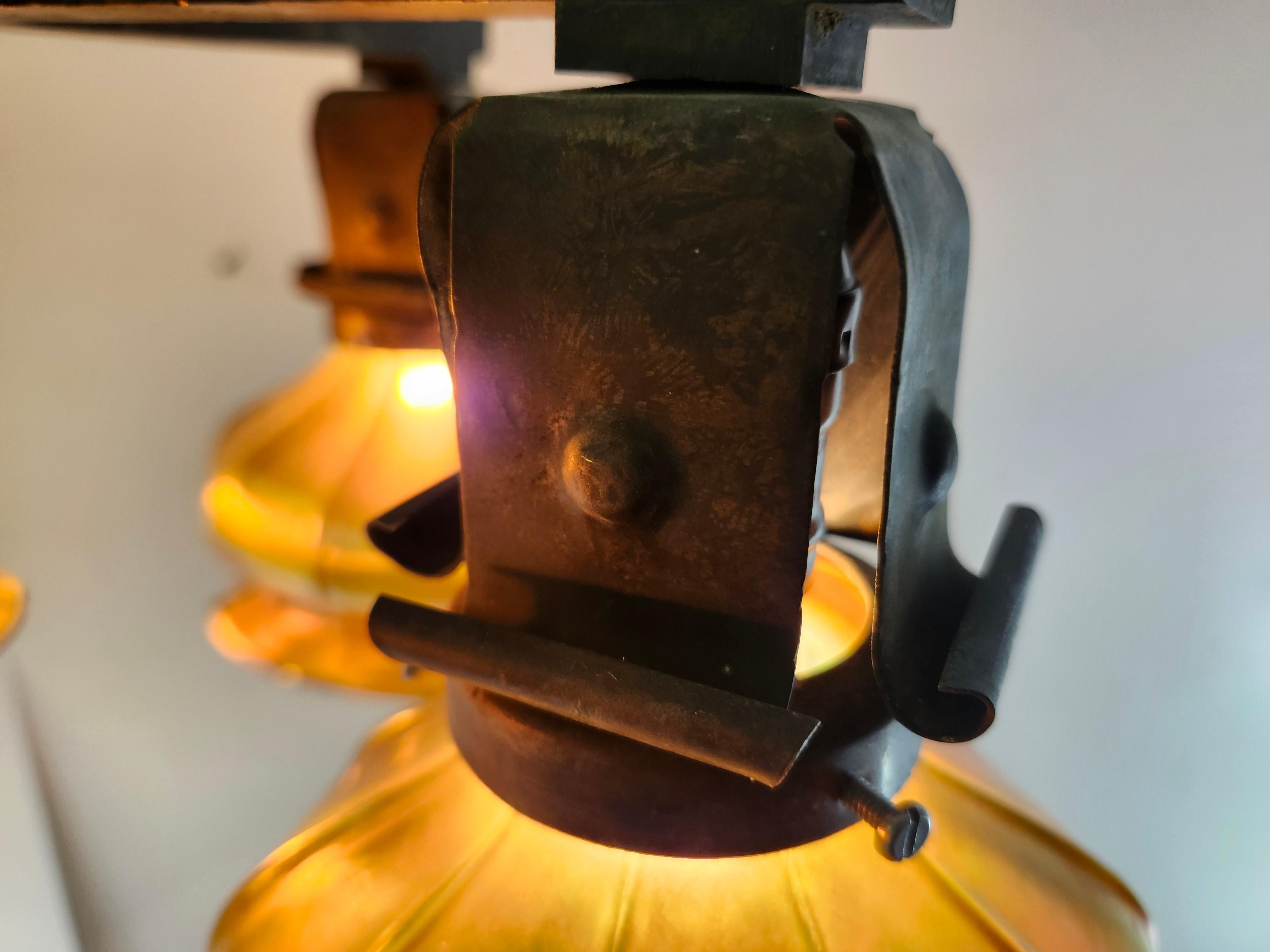 Coppia di lampadari in bronzo di arte e artigianato con paralumi in vetro Steuben Aurene 4 Light in vendita 8