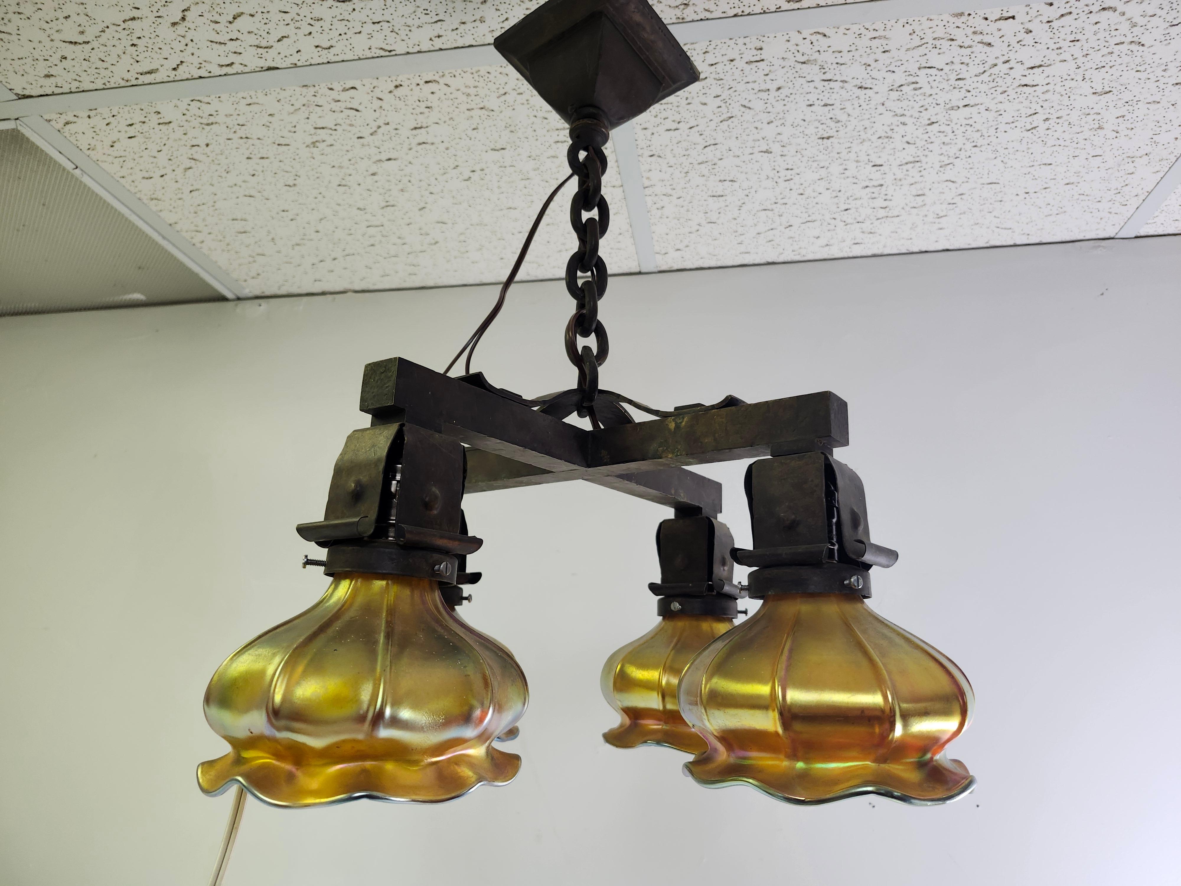 Coppia di lampadari in bronzo di arte e artigianato con paralumi in vetro Steuben Aurene 4 Light in vendita 9