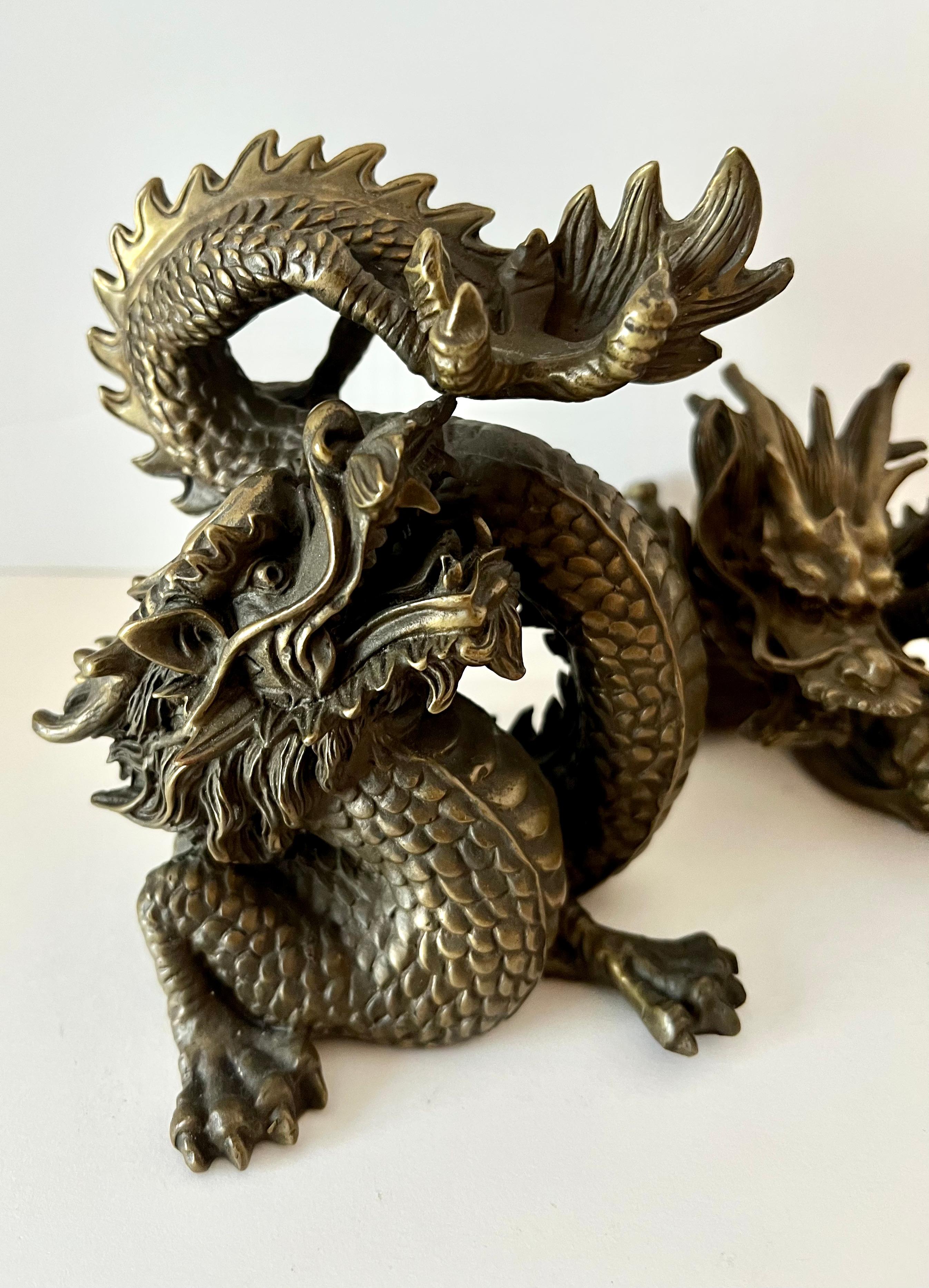 Paar asiatische Drachen-Skulpturen aus Bronze, Buchstützen (Patiniert) im Angebot