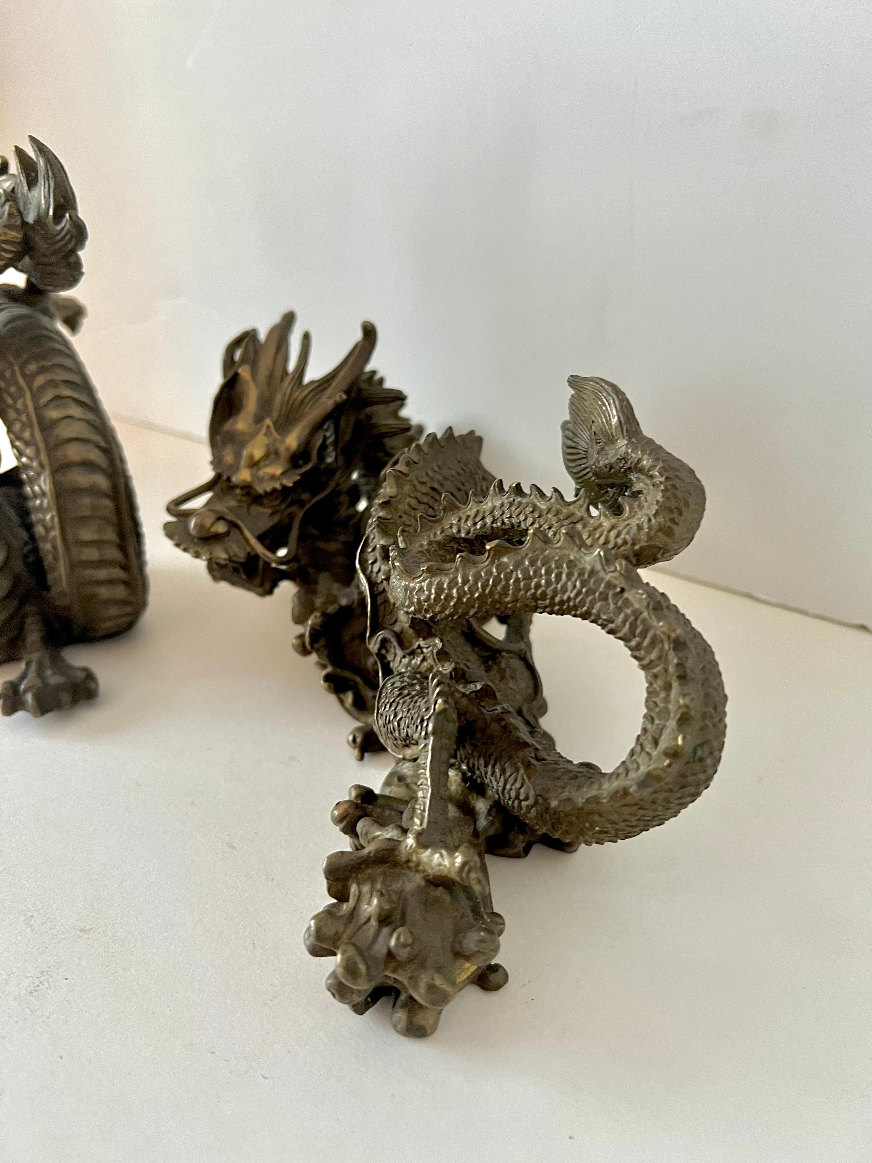 Paar asiatische Drachen-Skulpturen aus Bronze, Buchstützen (20. Jahrhundert) im Angebot