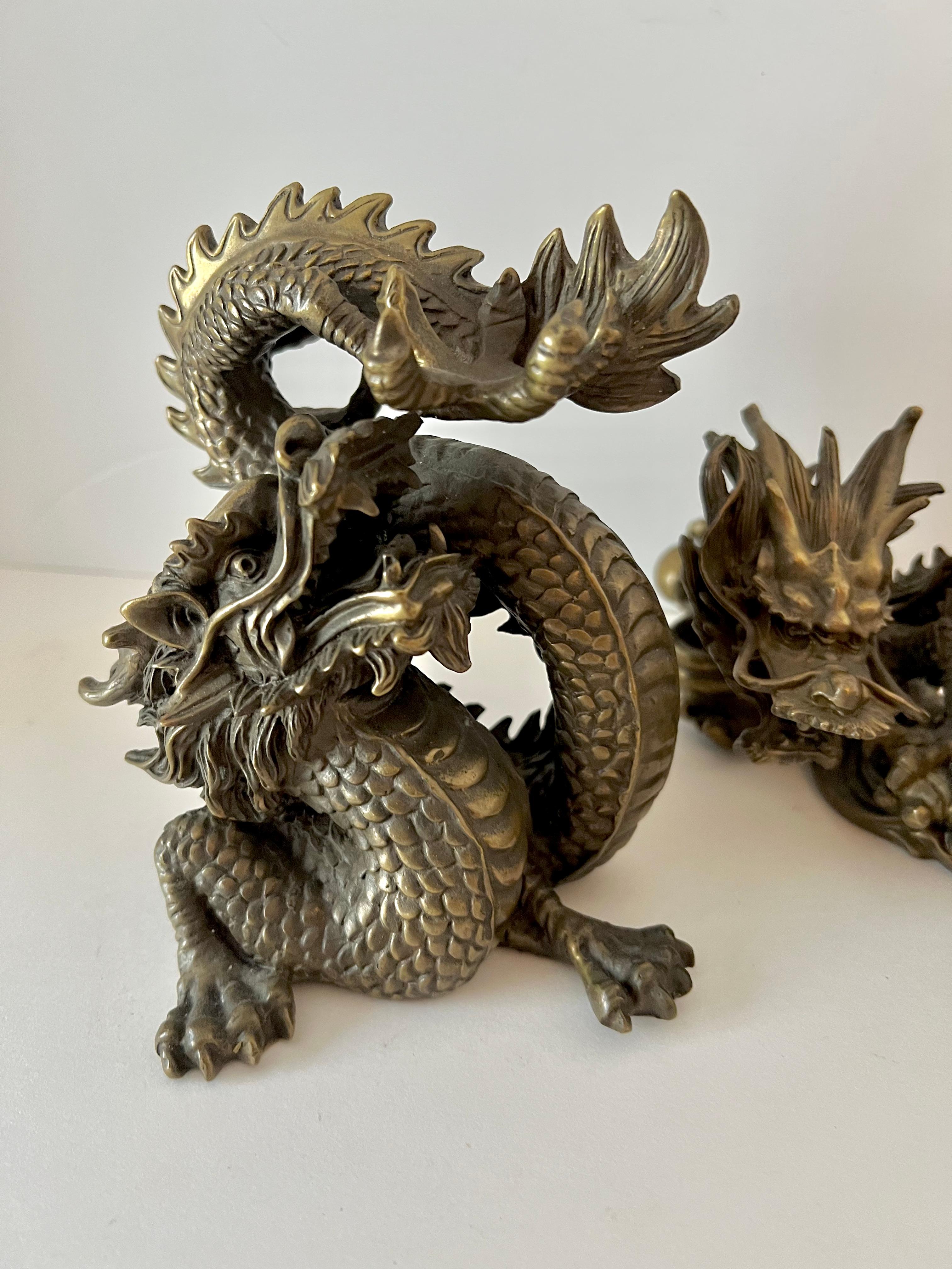 Paar asiatische Drachen-Skulpturen aus Bronze, Buchstützen im Angebot 1