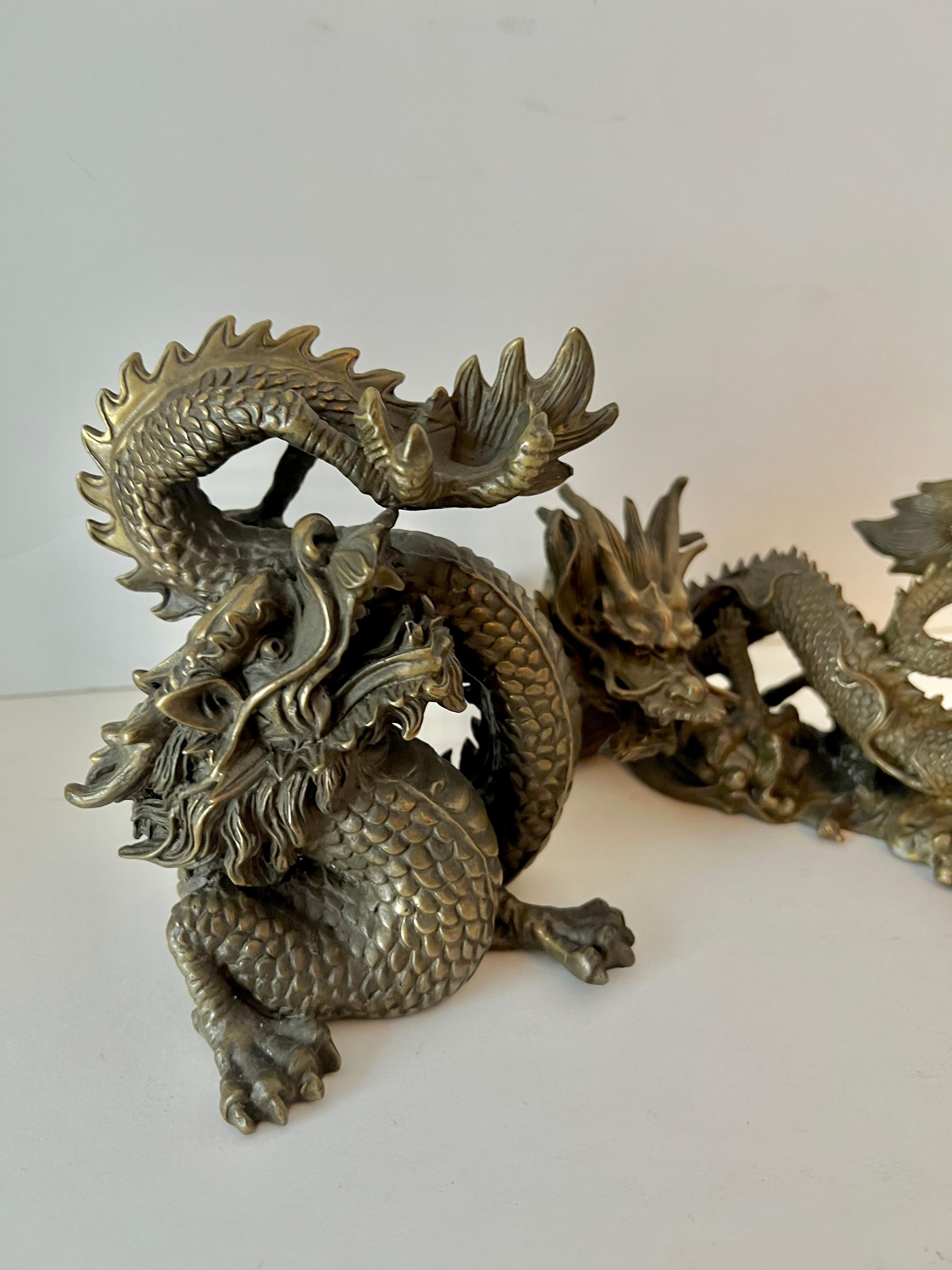 Paar asiatische Drachen-Skulpturen aus Bronze, Buchstützen im Angebot 2