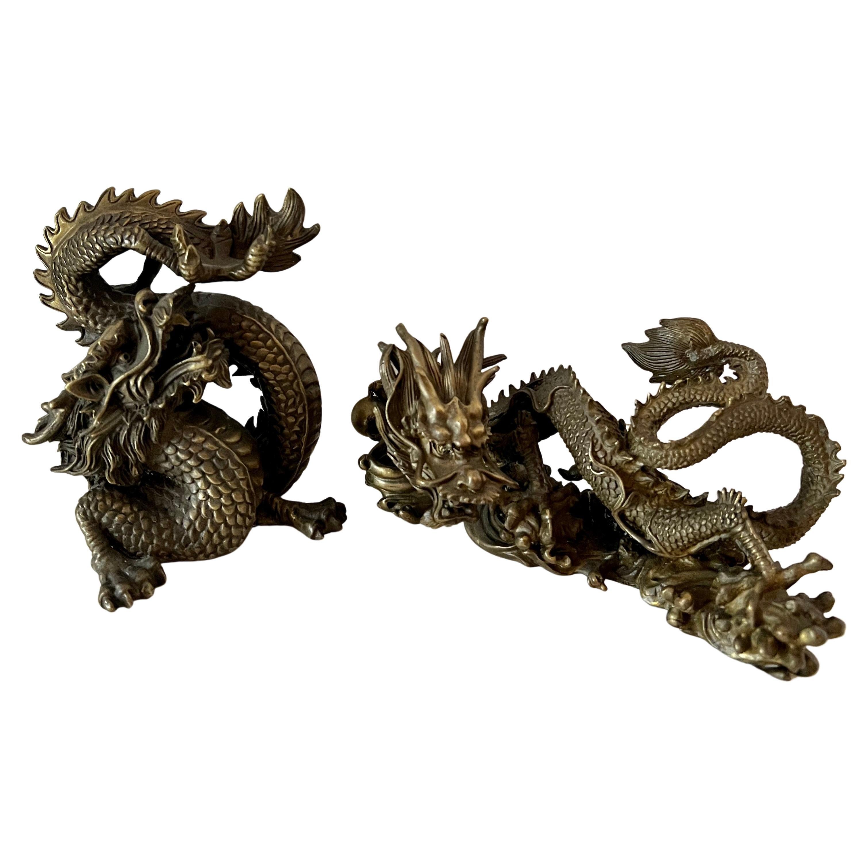 Paar asiatische Drachen-Skulpturen aus Bronze, Buchstützen im Angebot