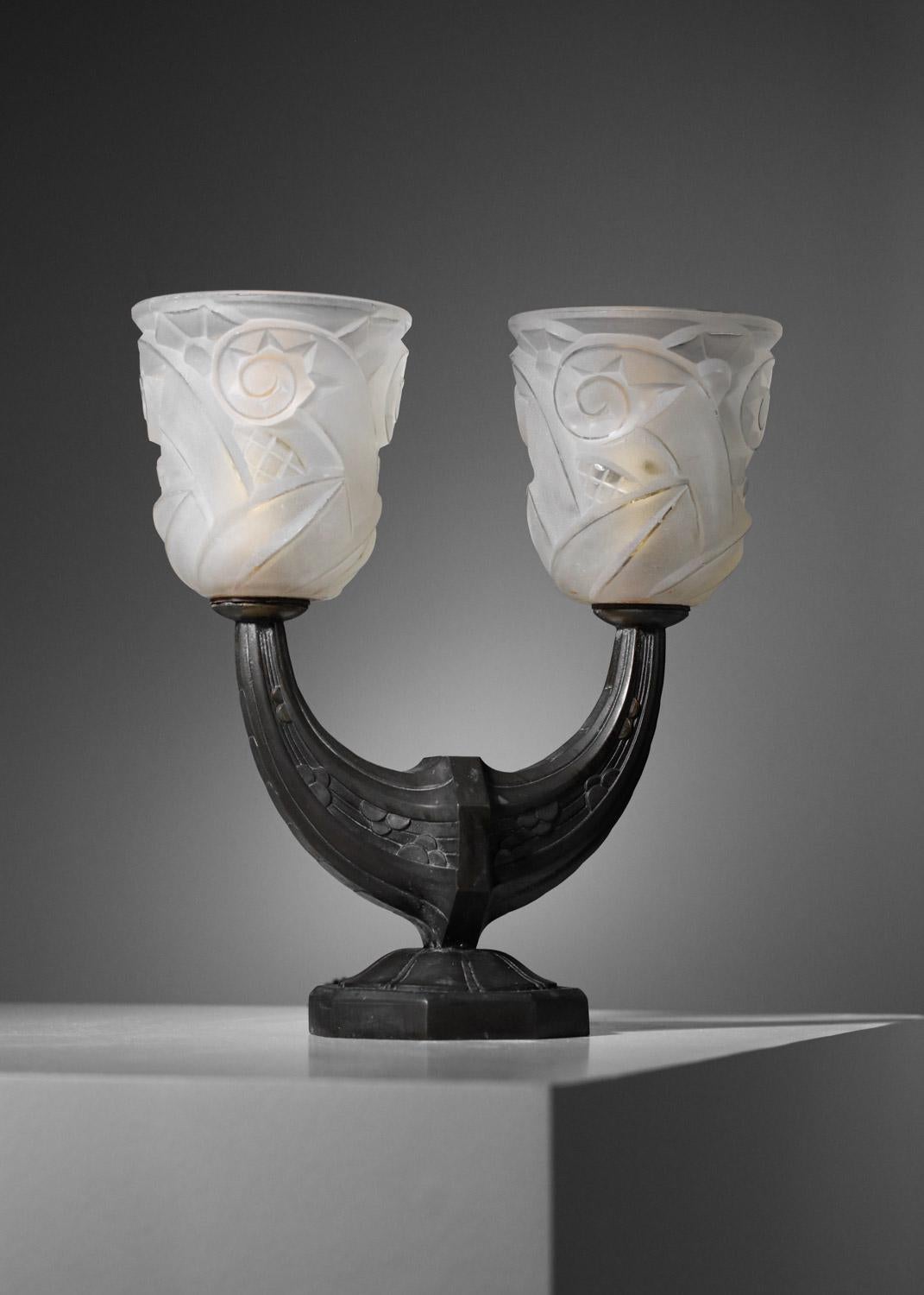 Paar Bronze Nachttischlampe Französisch mit brauner Patina Art Deco Glas Tulpe im Angebot 11
