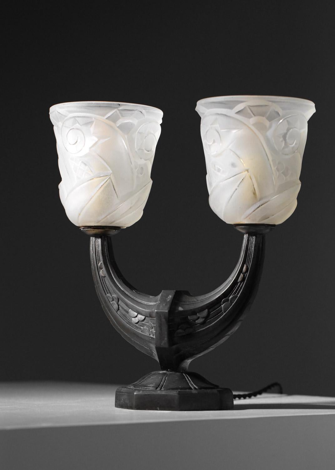 Paar Bronze Nachttischlampe Französisch mit brauner Patina Art Deco Glas Tulpe im Angebot 12
