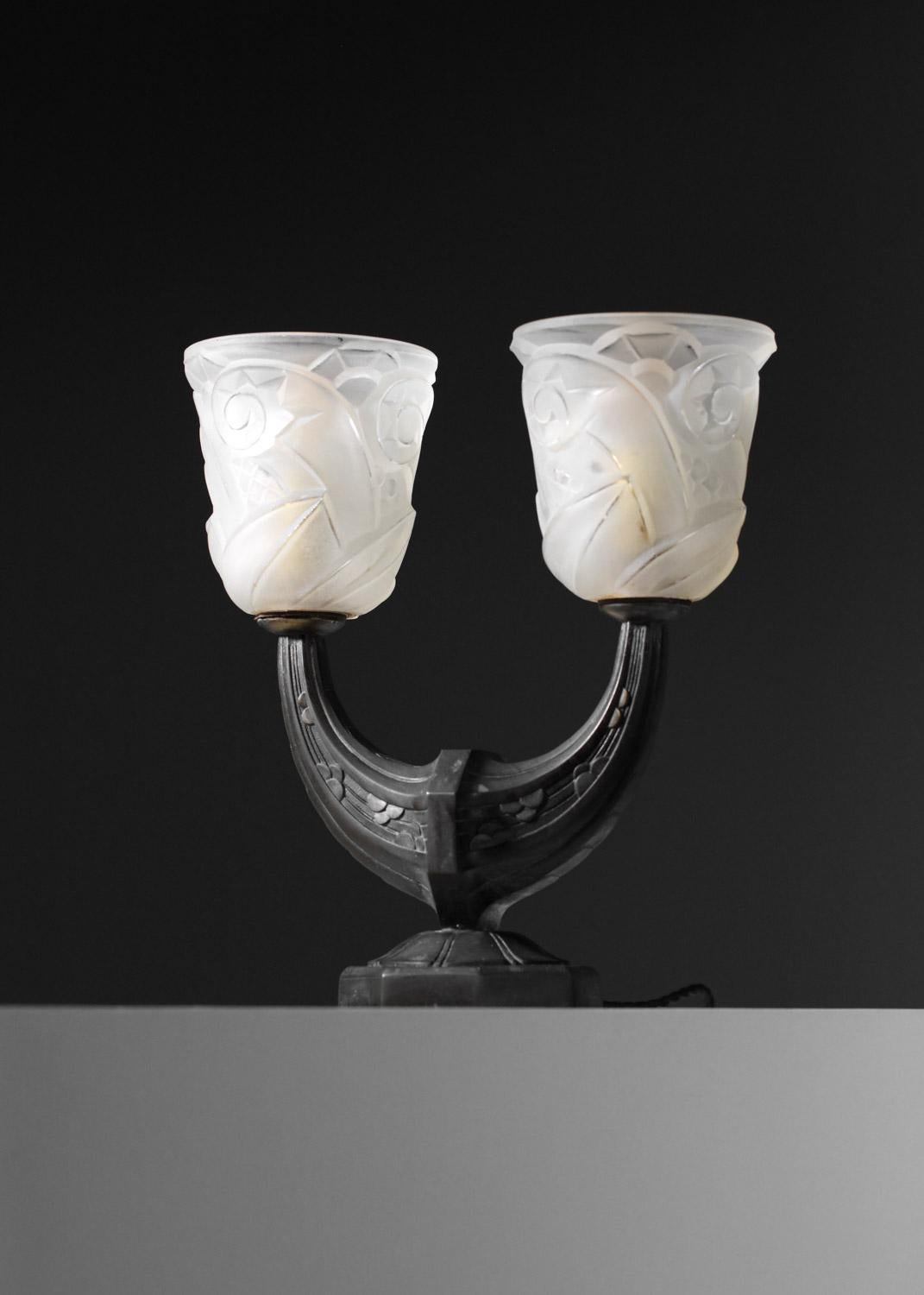 Paar Bronze Nachttischlampe Französisch mit brauner Patina Art Deco Glas Tulpe im Angebot 13