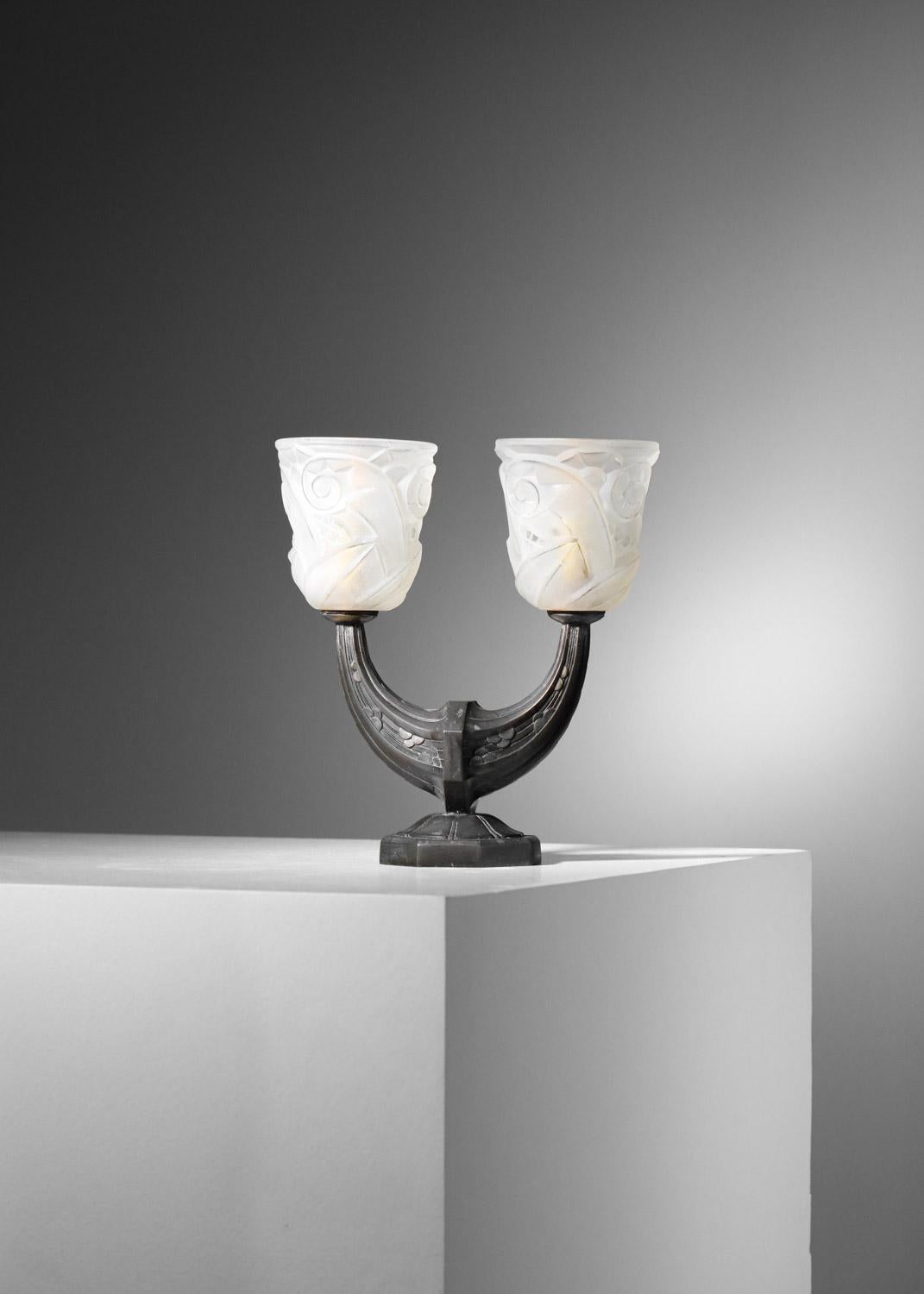 Paar Bronze Nachttischlampe Französisch mit brauner Patina Art Deco Glas Tulpe im Angebot 15