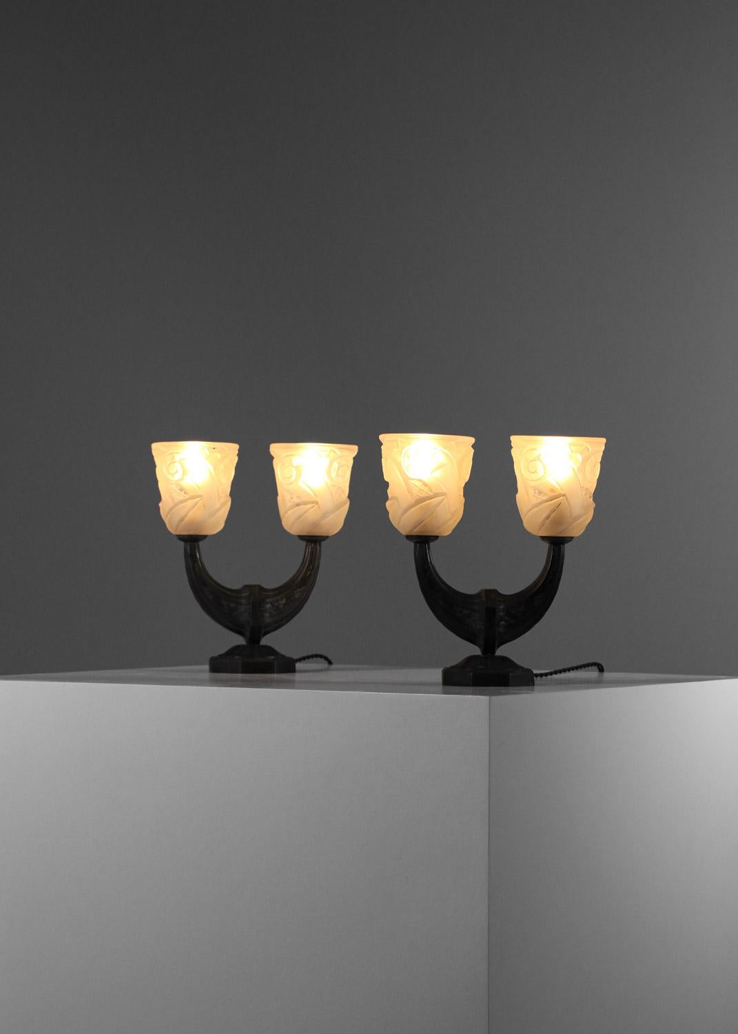 Paar Bronze Nachttischlampe Französisch mit brauner Patina Art Deco Glas Tulpe (Art déco) im Angebot