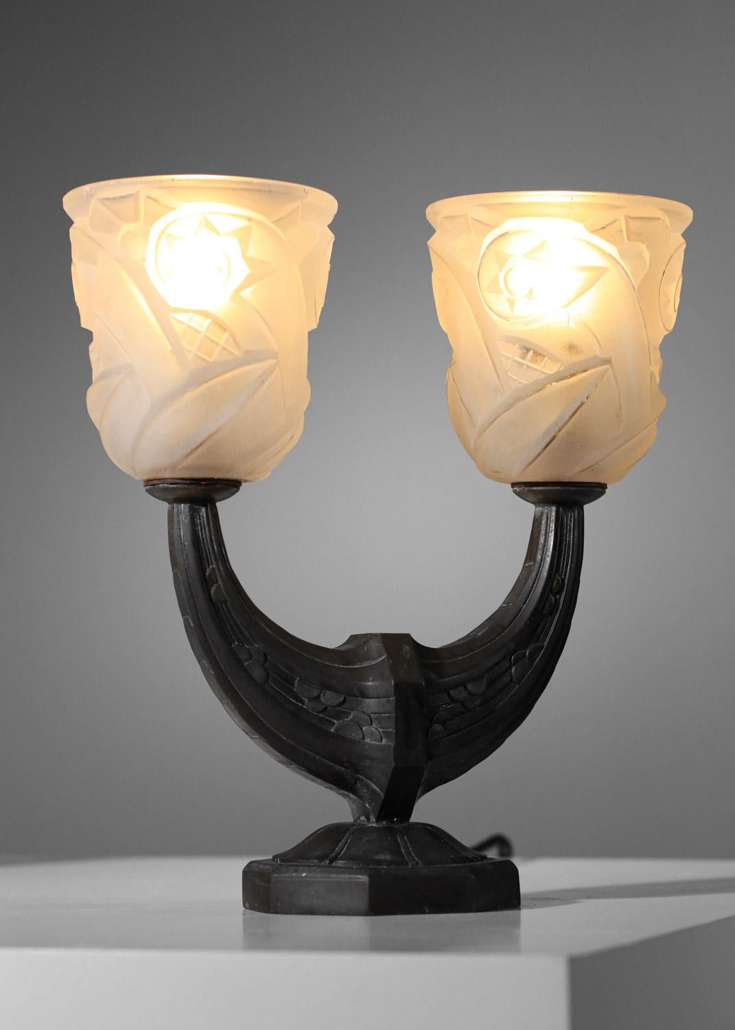 Mid-20th Century Pair of bronze bedside french table lamp with brown patina art deco glass tulip For Sale