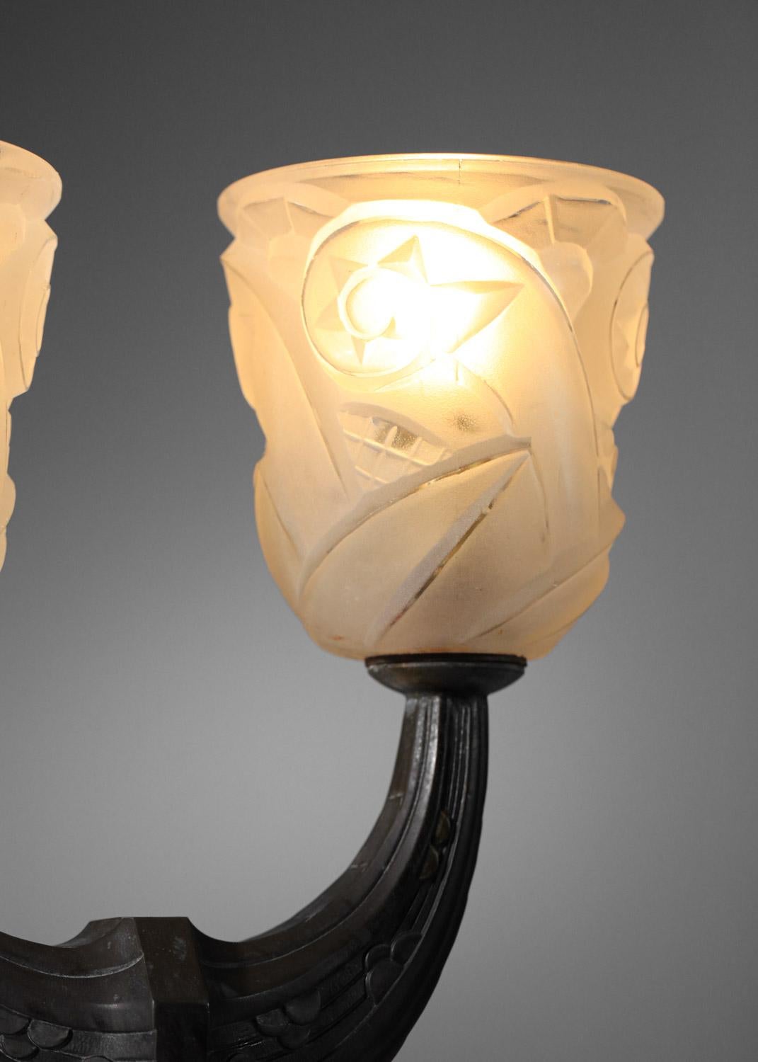 Paar Bronze Nachttischlampe Französisch mit brauner Patina Art Deco Glas Tulpe im Angebot 2