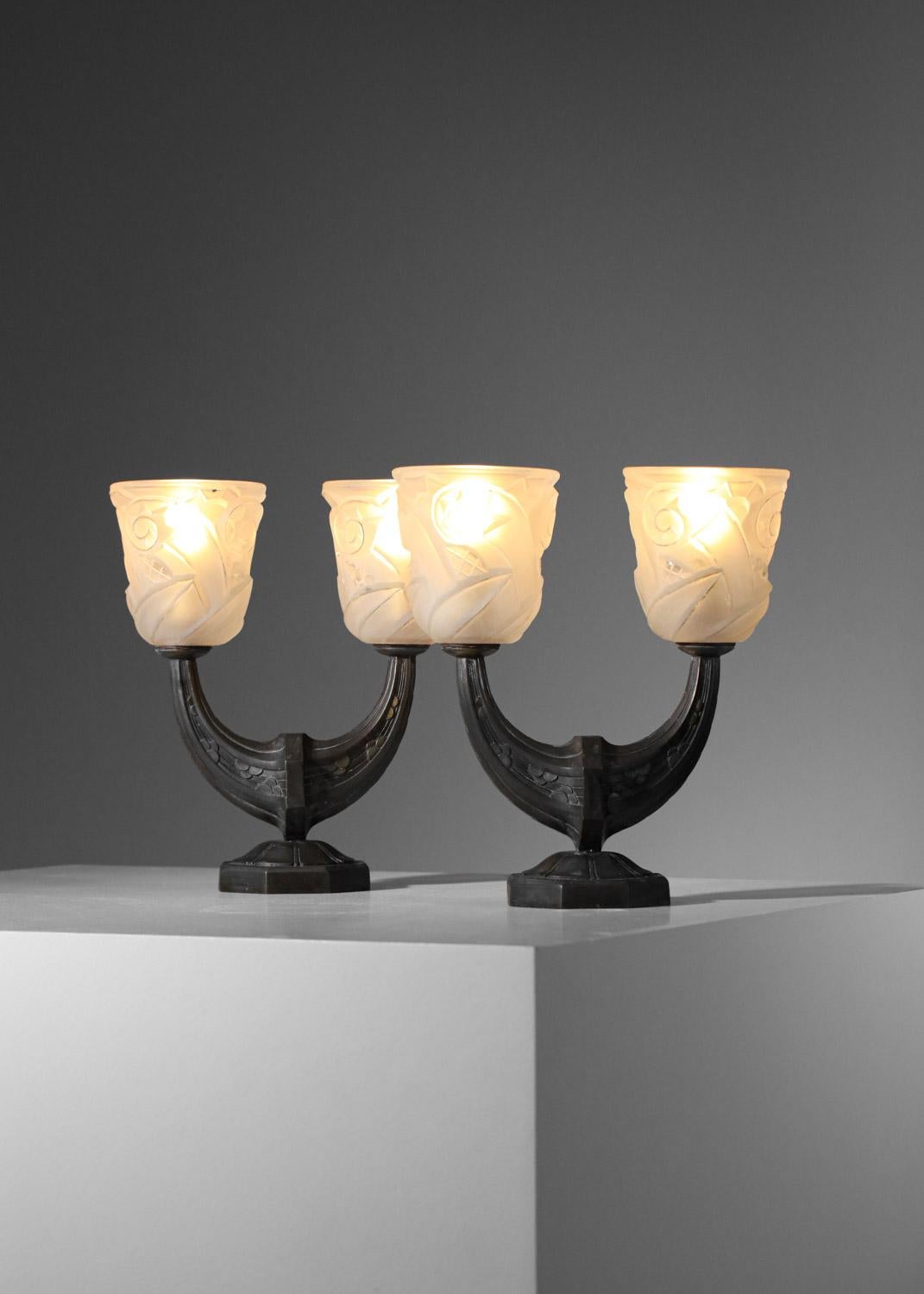 Paar Bronze Nachttischlampe Französisch mit brauner Patina Art Deco Glas Tulpe im Angebot 3