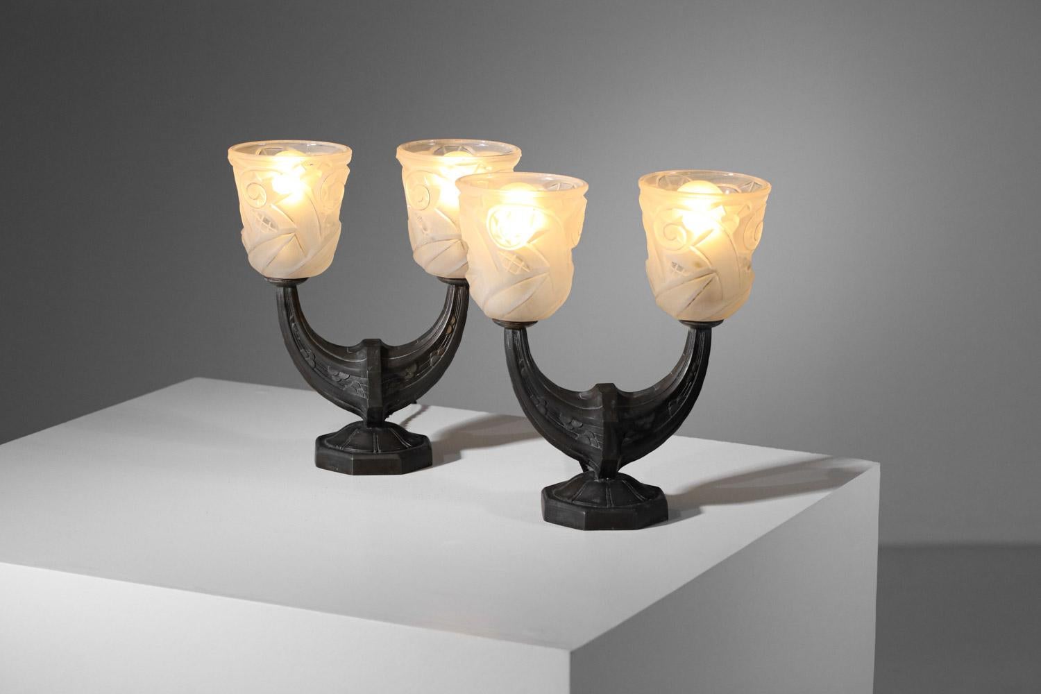 Paar Bronze Nachttischlampe Französisch mit brauner Patina Art Deco Glas Tulpe im Angebot 4