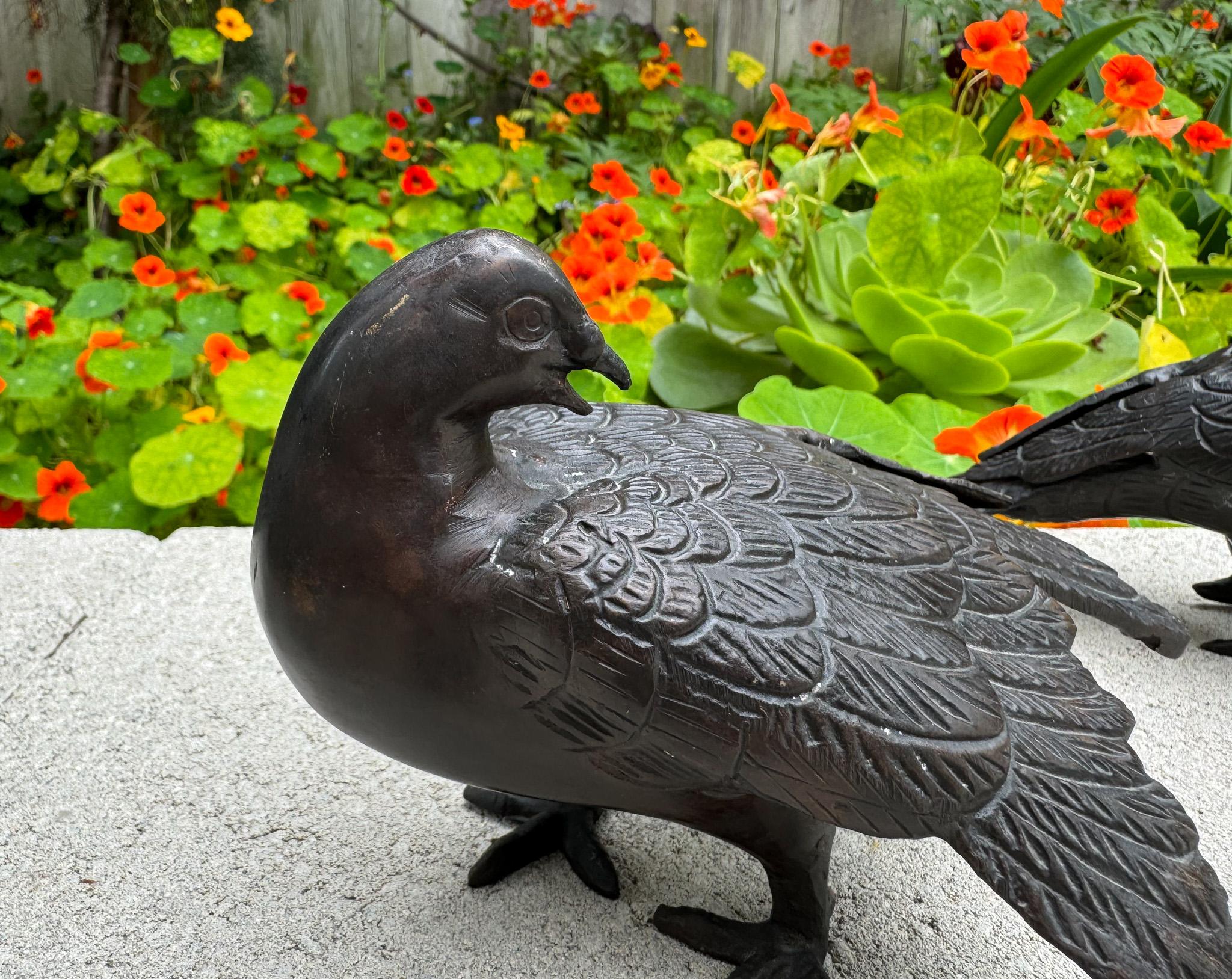 Paar Vogelskulpturen aus Bronze, Japan, um 1970 im Angebot 11