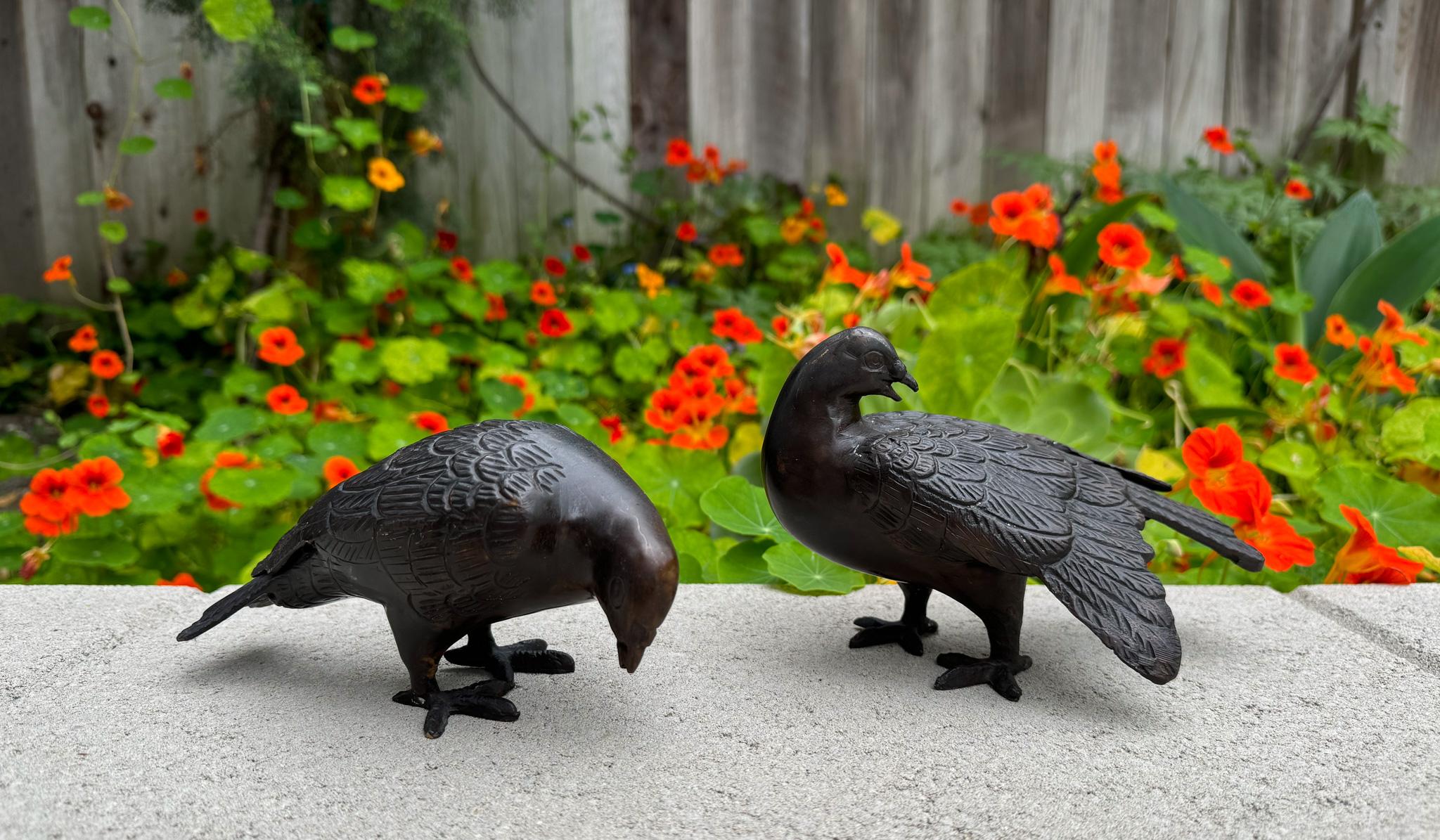 Paar Vogel-Skulpturen aus Bronze, Japan, um 1970.  Schöne natürliche Patina.  

#1 Maße: 3,13