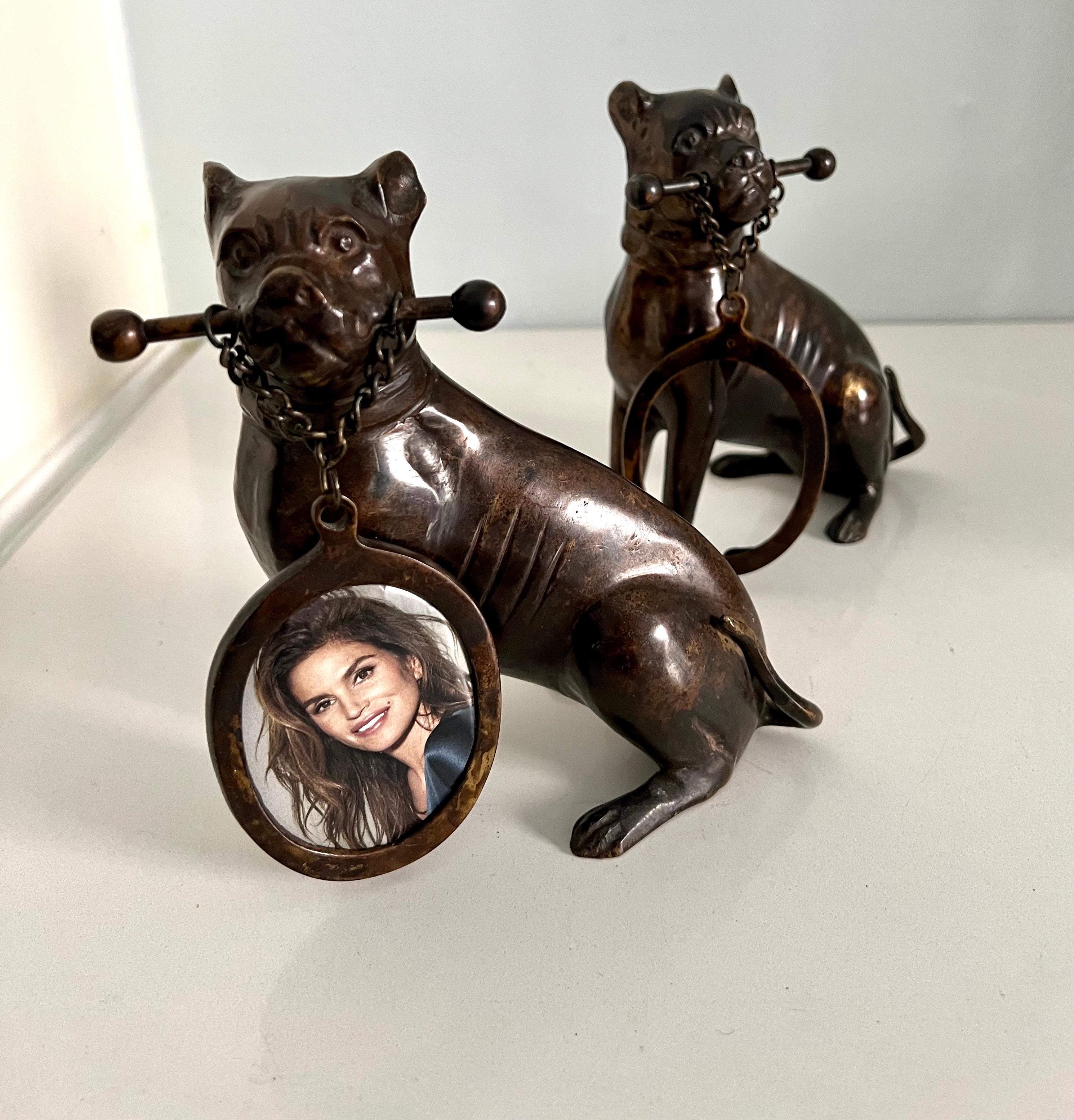 Patiné Paire de serre-livres en bronze représentant un chien de boxe tenant un cadre ovale en vente