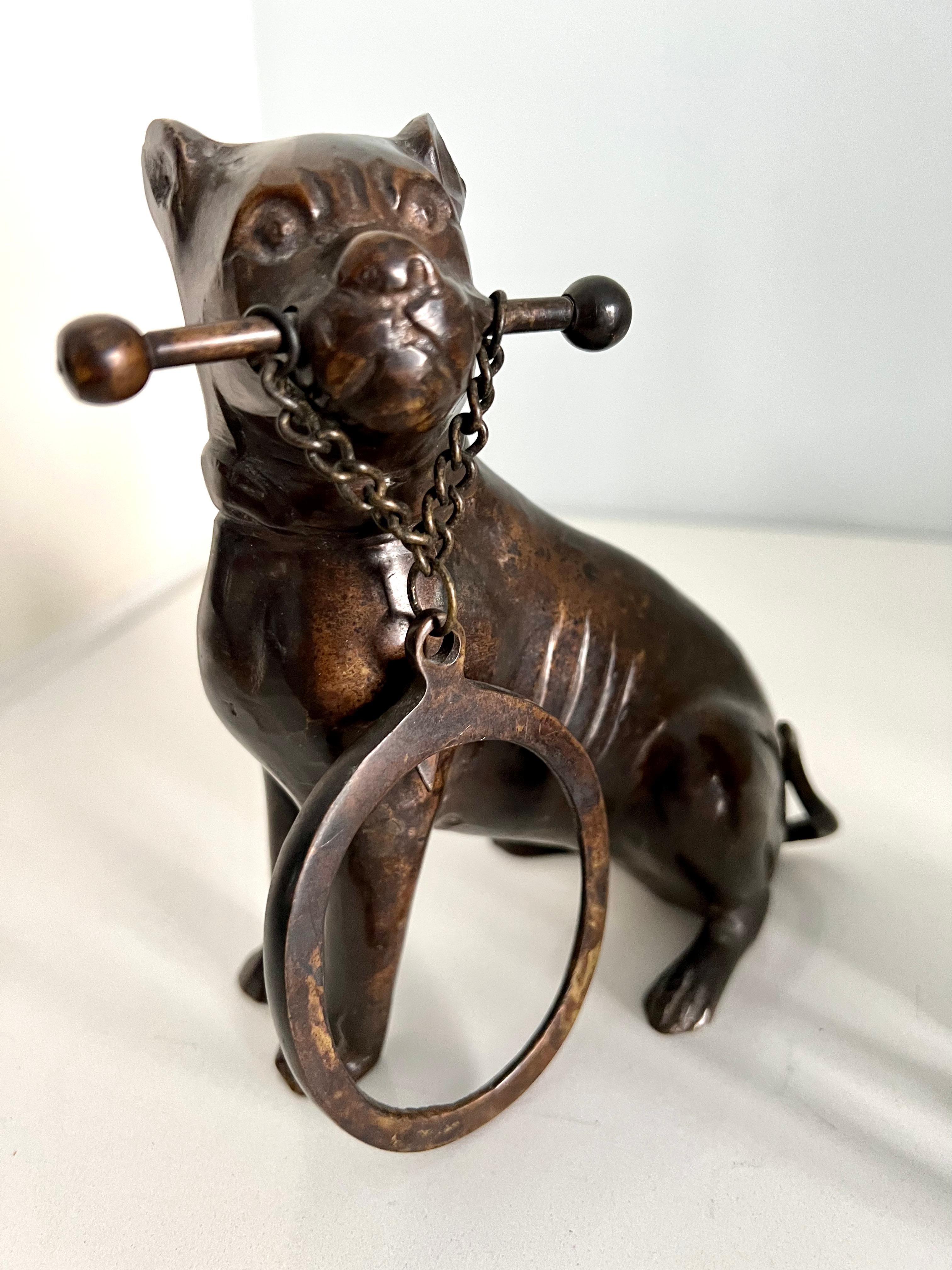 Patinato Coppia di fermalibri in bronzo a forma di cane boxer che reggono una cornice ovale in vendita