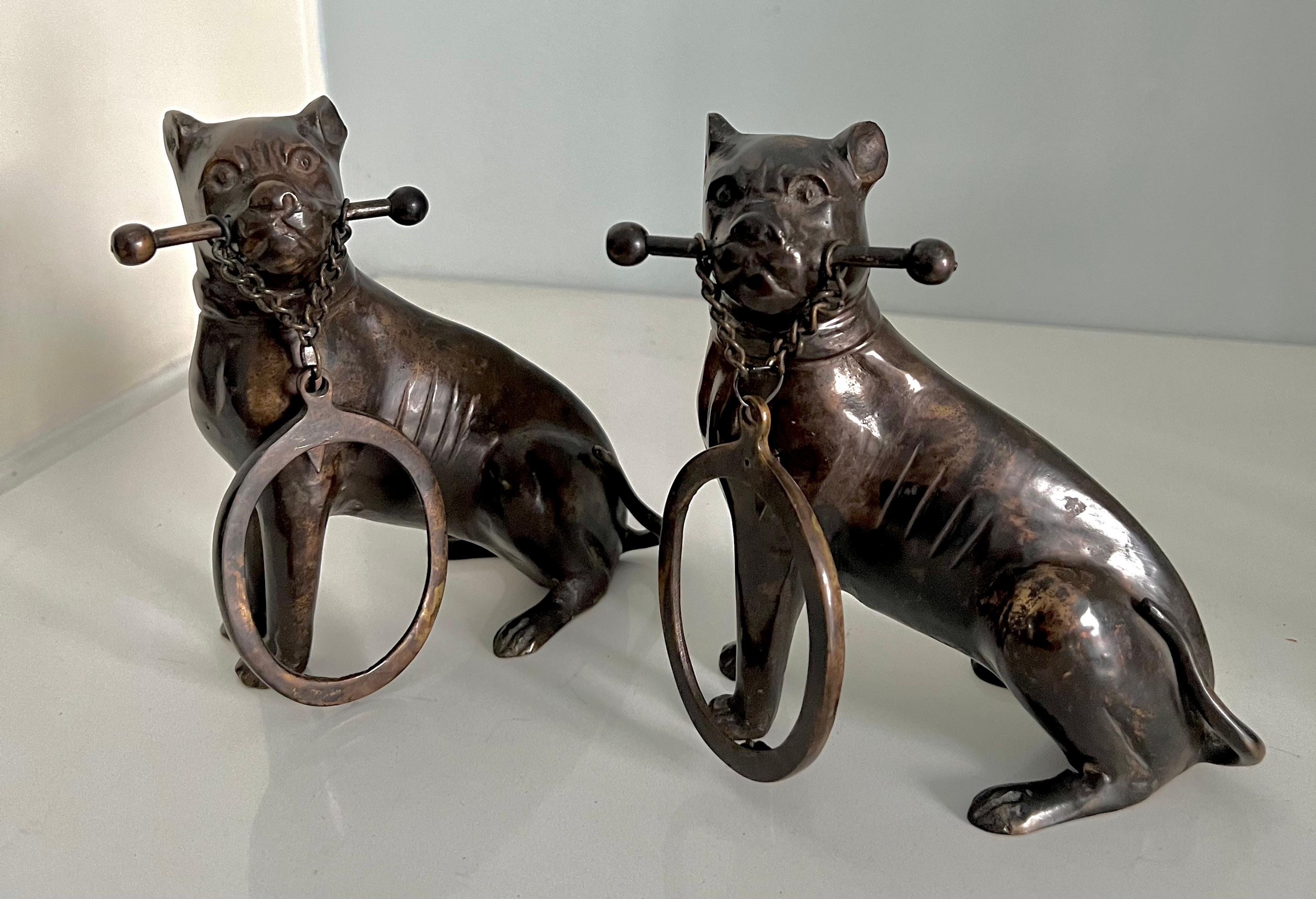 XX secolo Coppia di fermalibri in bronzo a forma di cane boxer che reggono una cornice ovale in vendita