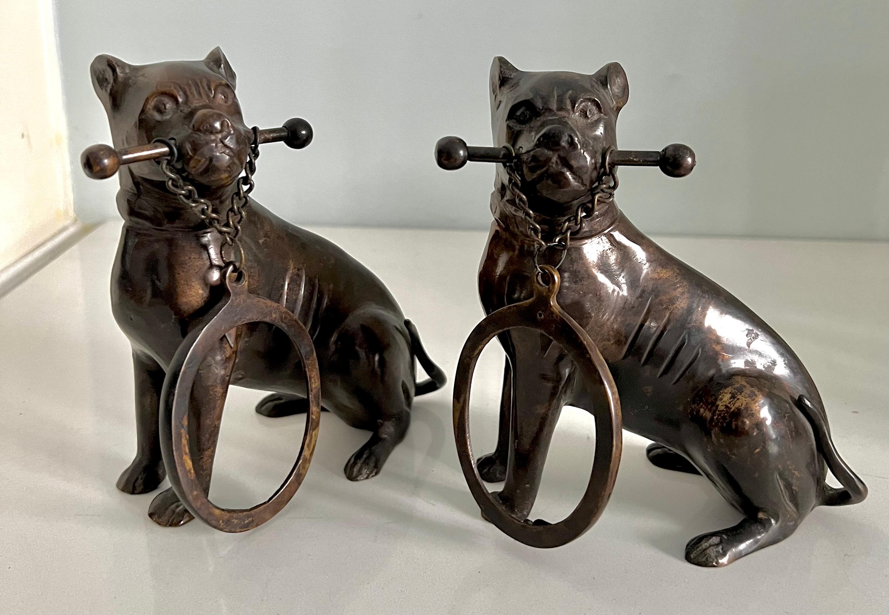 Coppia di fermalibri in bronzo a forma di cane boxer che reggono una cornice ovale in vendita 1